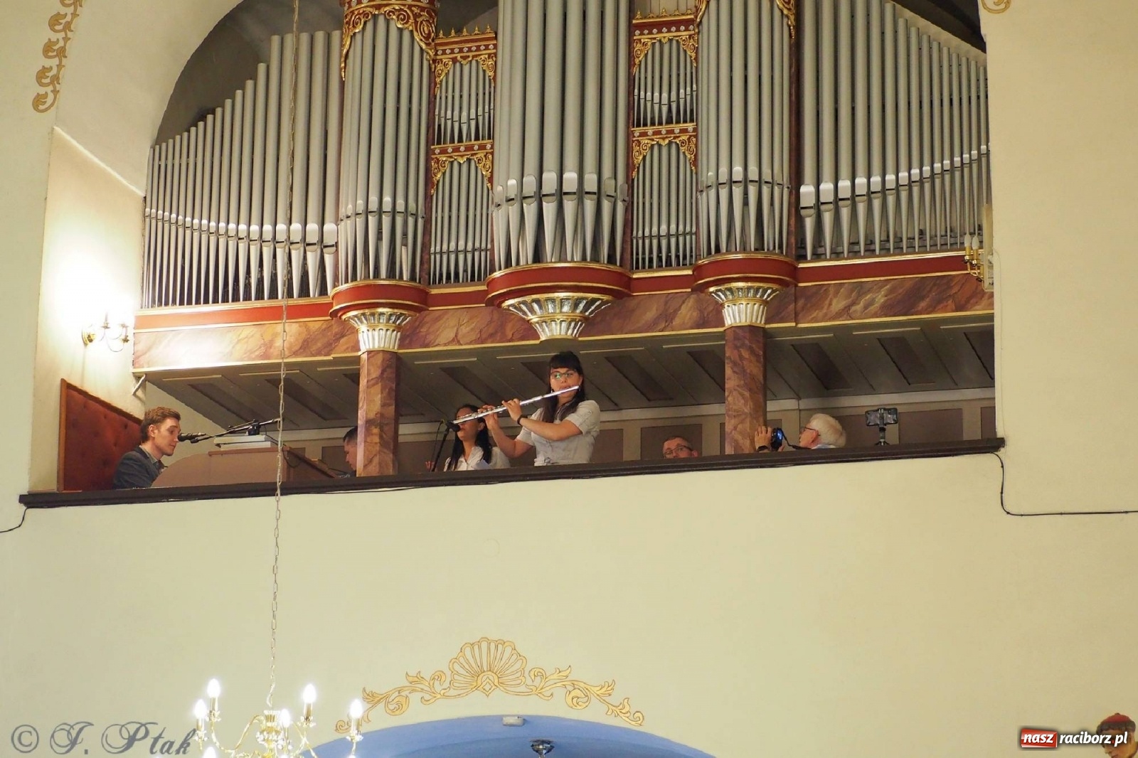 Zdjęcie w galerii na portalu naszraciborz.pl: Jednym Bóg daje koloratkę, innym awans do I ligi. Prymicje księdza Wojciecha Hejczyka z Matki Bożej wiadomości z regionu