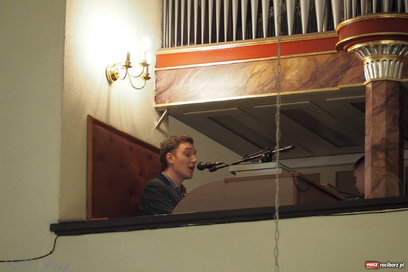 Zdjęcie w galerii na portalu naszraciborz.pl: Jednym Bóg daje koloratkę, innym awans do I ligi. Prymicje księdza Wojciecha Hejczyka z Matki Bożej wiadomości z regionu