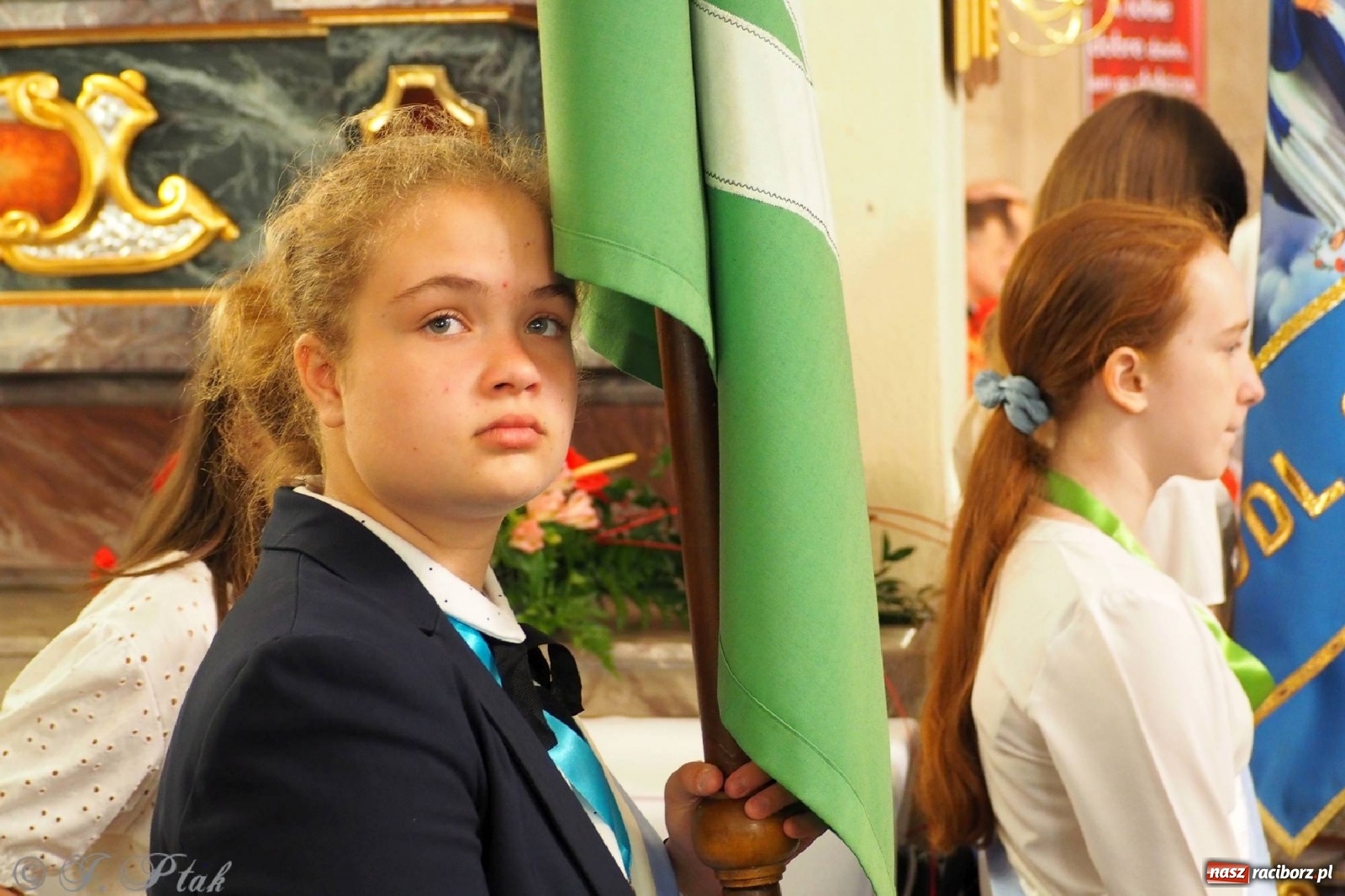 Zdjęcie w galerii na portalu naszraciborz.pl: Jednym Bóg daje koloratkę, innym awans do I ligi. Prymicje księdza Wojciecha Hejczyka z Matki Bożej wiadomości z regionu