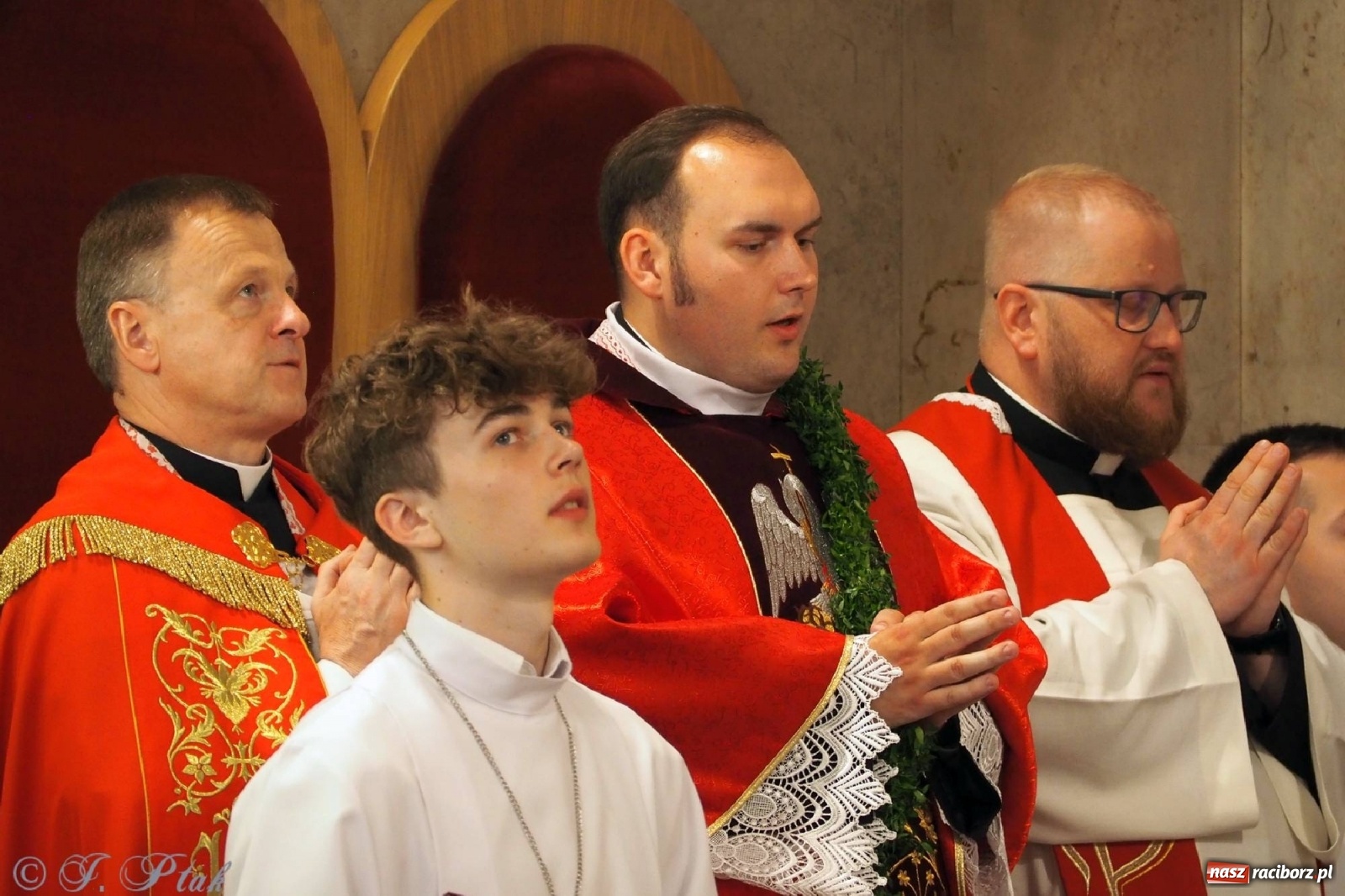 Zdjęcie w galerii na portalu naszraciborz.pl: Jednym Bóg daje koloratkę, innym awans do I ligi. Prymicje księdza Wojciecha Hejczyka z Matki Bożej wiadomości z regionu