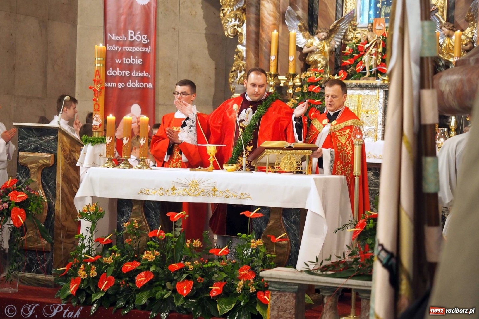 Zdjęcie w galerii na portalu naszraciborz.pl: Jednym Bóg daje koloratkę, innym awans do I ligi. Prymicje księdza Wojciecha Hejczyka z Matki Bożej wiadomości z regionu