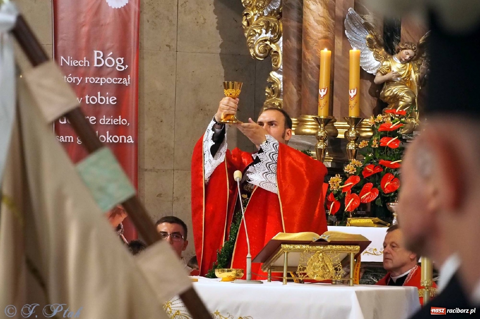 Zdjęcie w galerii na portalu naszraciborz.pl: Jednym Bóg daje koloratkę, innym awans do I ligi. Prymicje księdza Wojciecha Hejczyka z Matki Bożej wiadomości z regionu