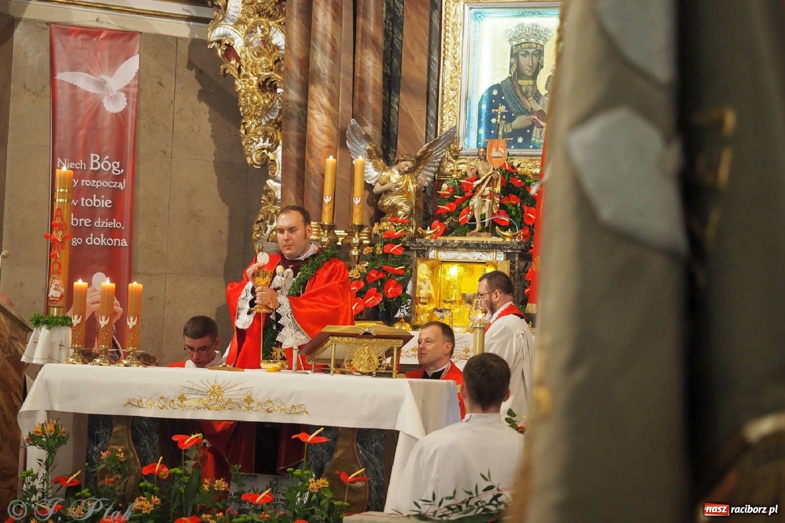 Zdjęcie w galerii na portalu naszraciborz.pl: Jednym Bóg daje koloratkę, innym awans do I ligi. Prymicje księdza Wojciecha Hejczyka z Matki Bożej wiadomości z regionu