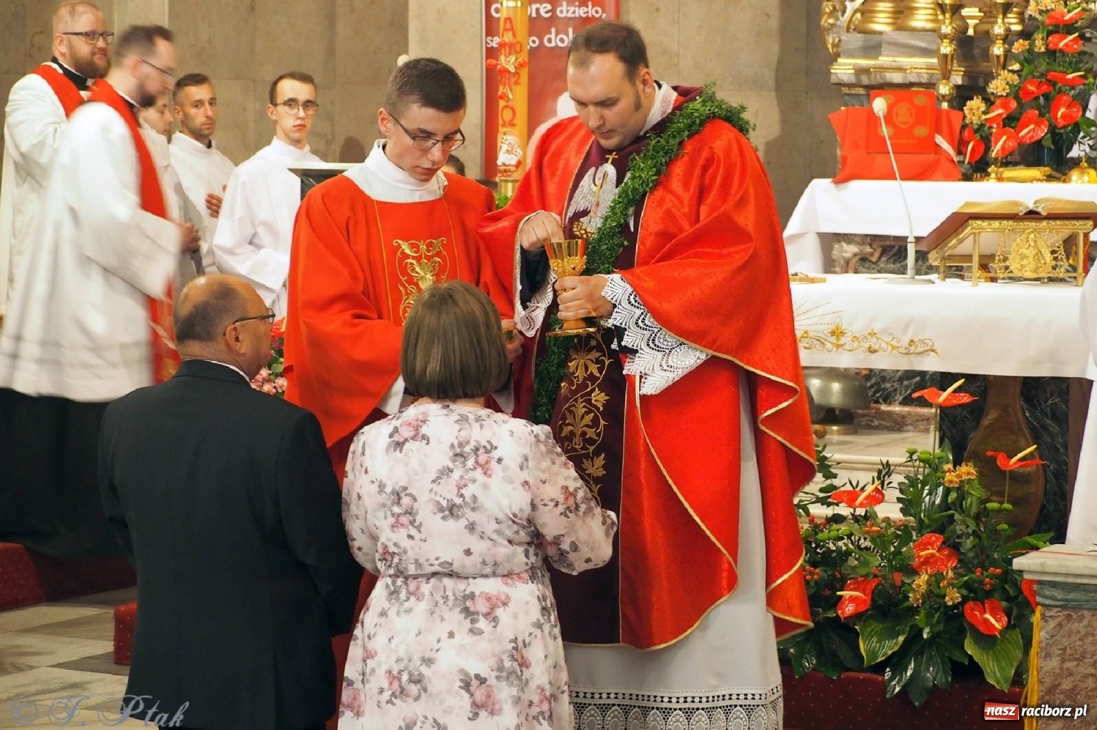 Zdjęcie w galerii na portalu naszraciborz.pl: Jednym Bóg daje koloratkę, innym awans do I ligi. Prymicje księdza Wojciecha Hejczyka z Matki Bożej wiadomości z regionu