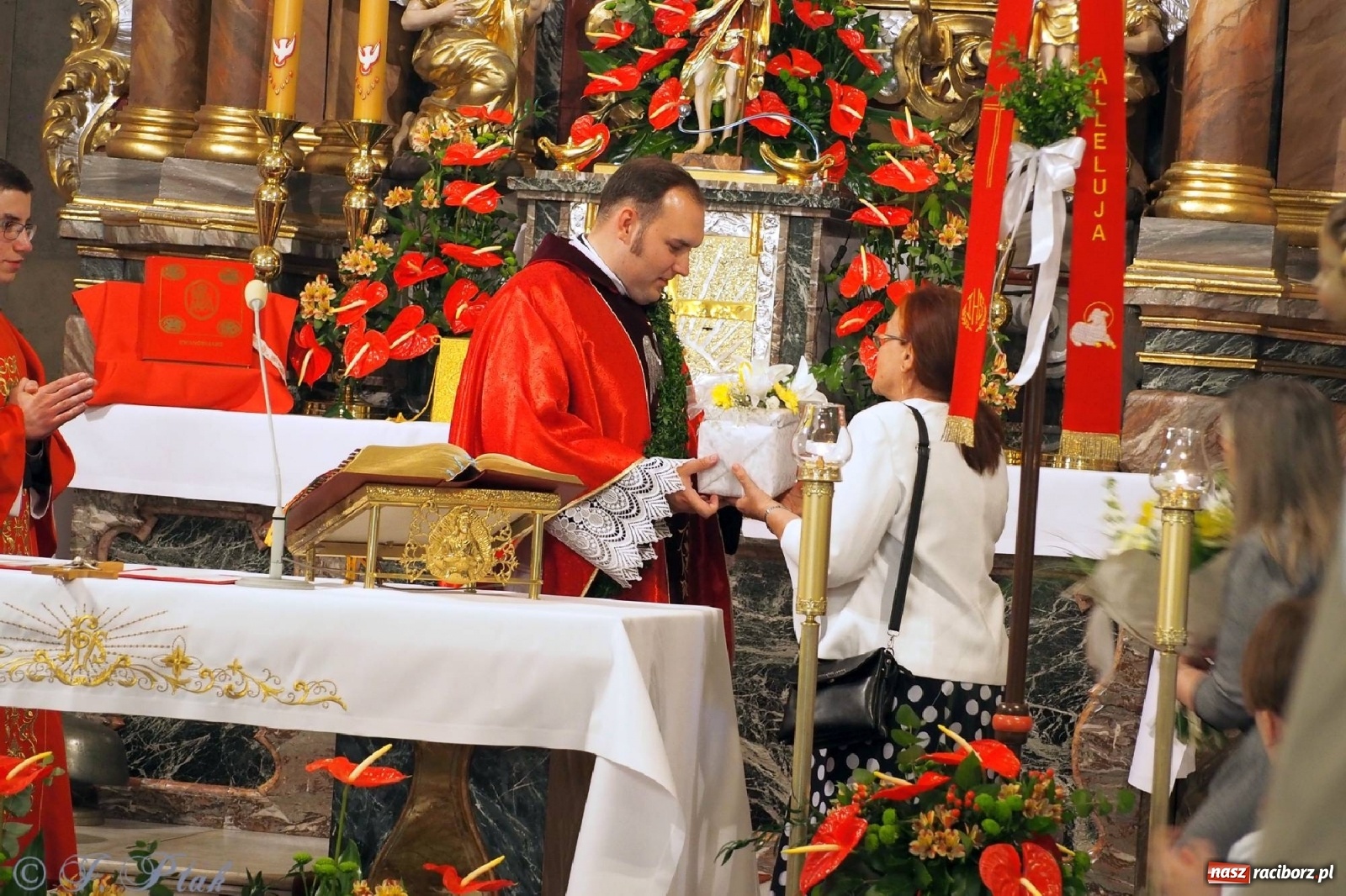 Zdjęcie w galerii na portalu naszraciborz.pl: Jednym Bóg daje koloratkę, innym awans do I ligi. Prymicje księdza Wojciecha Hejczyka z Matki Bożej wiadomości z regionu