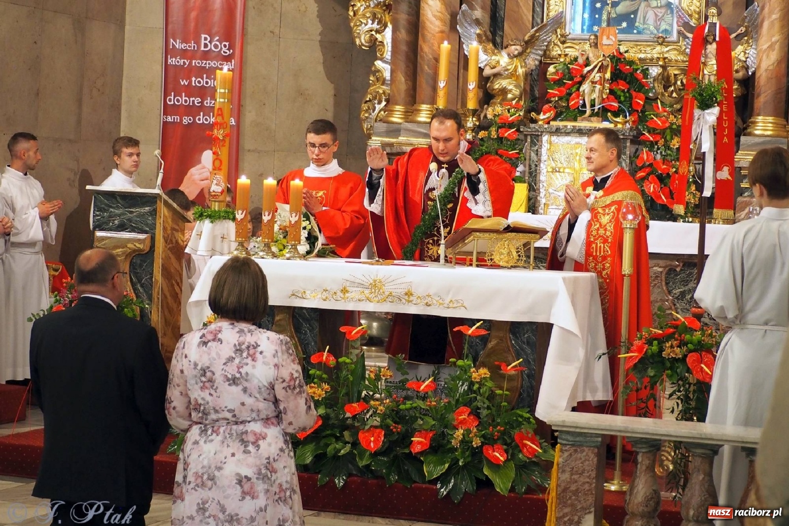 Zdjęcie w galerii na portalu naszraciborz.pl: Jednym Bóg daje koloratkę, innym awans do I ligi. Prymicje księdza Wojciecha Hejczyka z Matki Bożej wiadomości z regionu