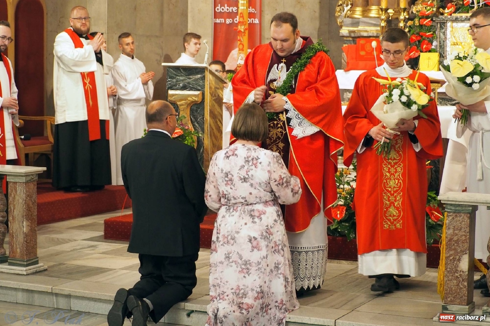 Zdjęcie w galerii na portalu naszraciborz.pl: Jednym Bóg daje koloratkę, innym awans do I ligi. Prymicje księdza Wojciecha Hejczyka z Matki Bożej wiadomości z regionu