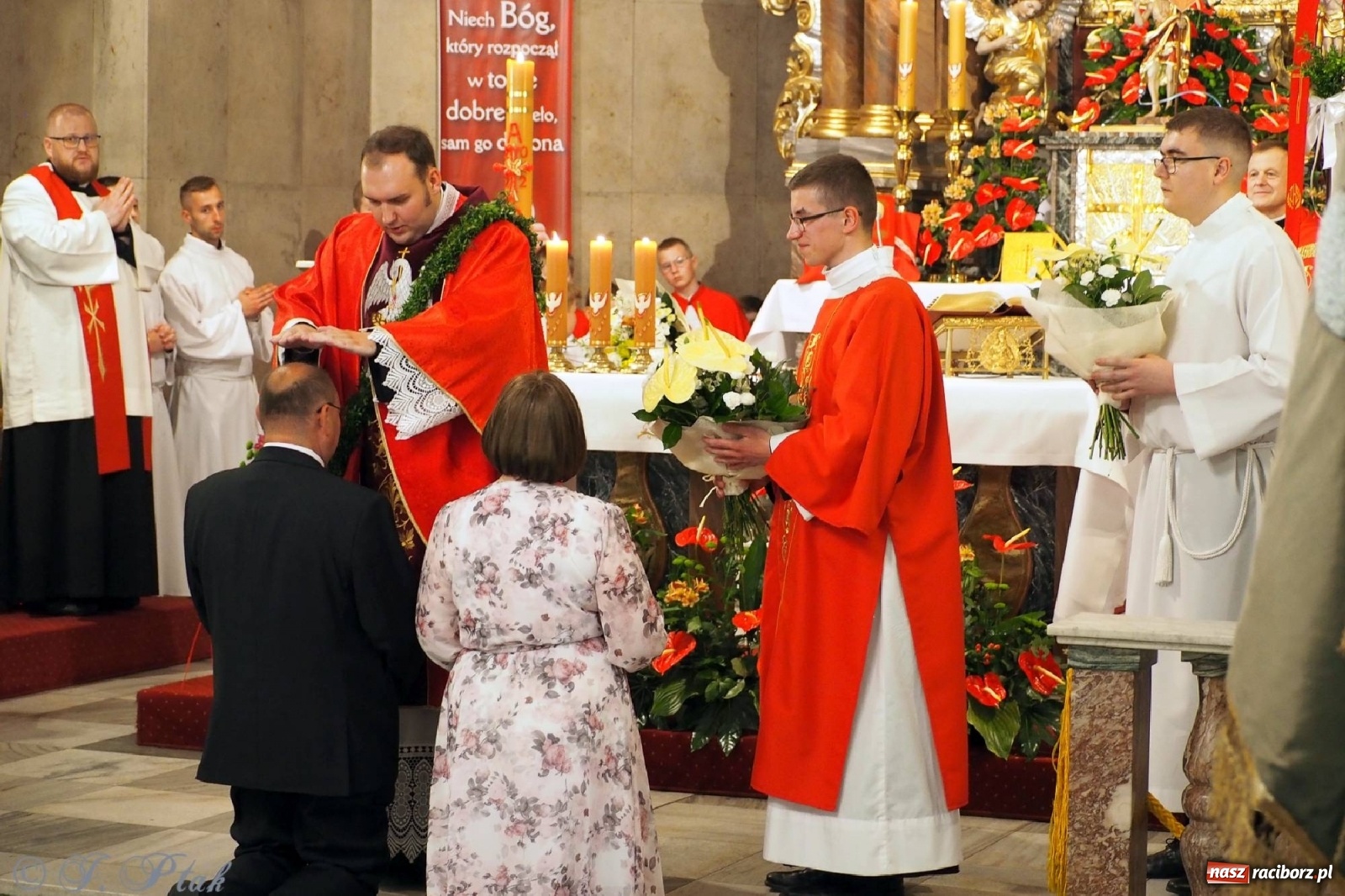 Zdjęcie w galerii na portalu naszraciborz.pl: Jednym Bóg daje koloratkę, innym awans do I ligi. Prymicje księdza Wojciecha Hejczyka z Matki Bożej wiadomości z regionu