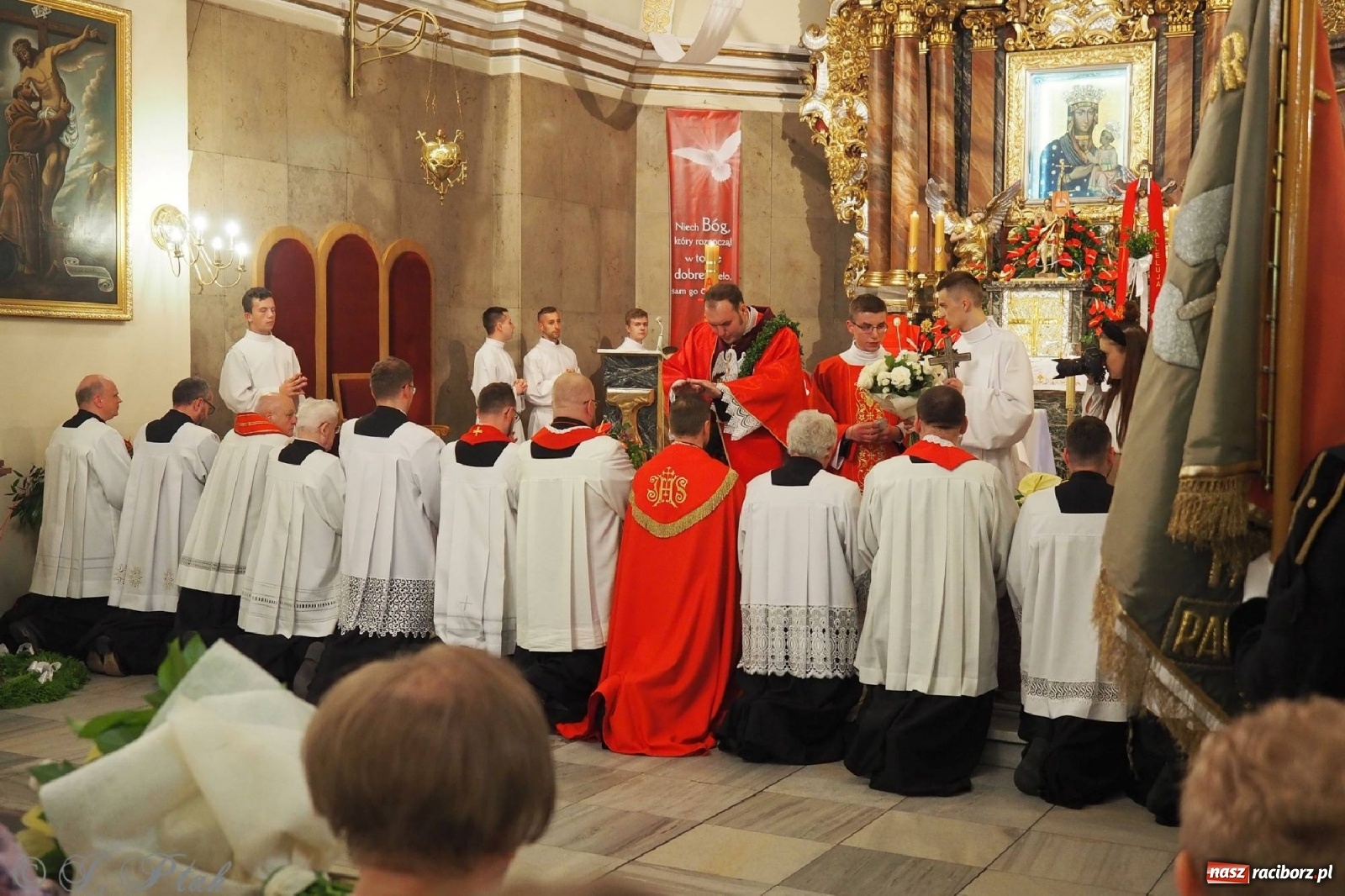 Zdjęcie w galerii na portalu naszraciborz.pl: Jednym Bóg daje koloratkę, innym awans do I ligi. Prymicje księdza Wojciecha Hejczyka z Matki Bożej wiadomości z regionu