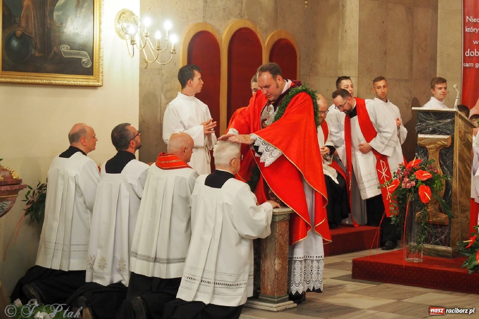 Zdjęcie w galerii na portalu naszraciborz.pl: Jednym Bóg daje koloratkę, innym awans do I ligi. Prymicje księdza Wojciecha Hejczyka z Matki Bożej wiadomości z regionu