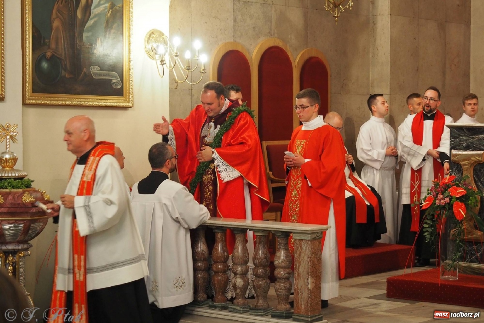Zdjęcie w galerii na portalu naszraciborz.pl: Jednym Bóg daje koloratkę, innym awans do I ligi. Prymicje księdza Wojciecha Hejczyka z Matki Bożej wiadomości z regionu