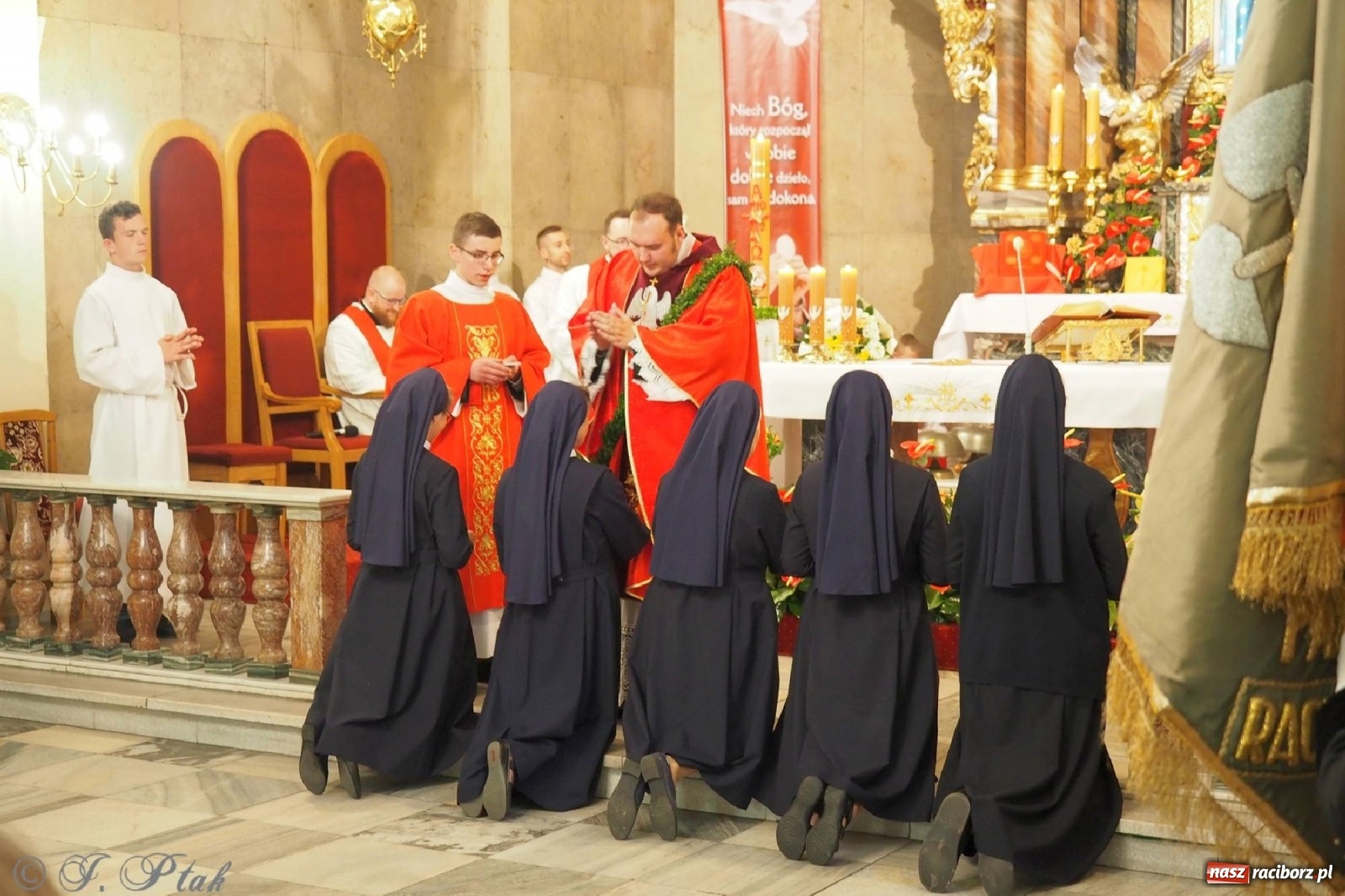 Zdjęcie w galerii na portalu naszraciborz.pl: Jednym Bóg daje koloratkę, innym awans do I ligi. Prymicje księdza Wojciecha Hejczyka z Matki Bożej wiadomości z regionu