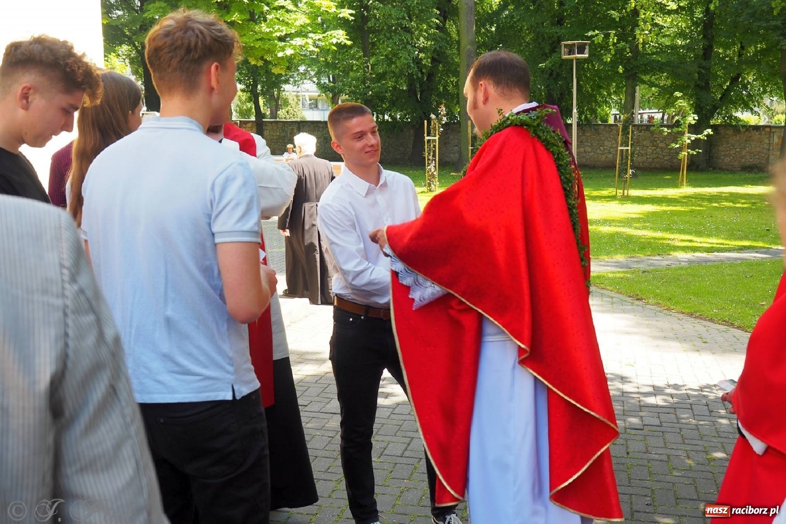 Zdjęcie w galerii na portalu naszraciborz.pl: Jednym Bóg daje koloratkę, innym awans do I ligi. Prymicje księdza Wojciecha Hejczyka z Matki Bożej wiadomości z regionu