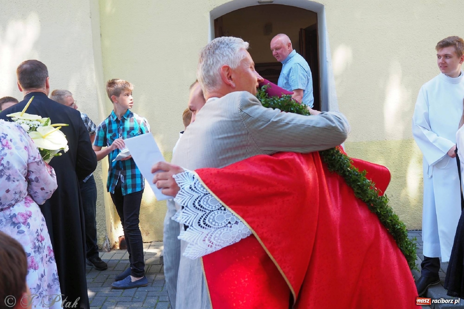 Zdjęcie w galerii na portalu naszraciborz.pl: Jednym Bóg daje koloratkę, innym awans do I ligi. Prymicje księdza Wojciecha Hejczyka z Matki Bożej wiadomości z regionu