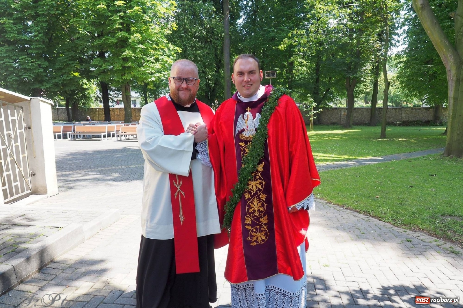 Zdjęcie w galerii na portalu naszraciborz.pl: Jednym Bóg daje koloratkę, innym awans do I ligi. Prymicje księdza Wojciecha Hejczyka z Matki Bożej wiadomości z regionu