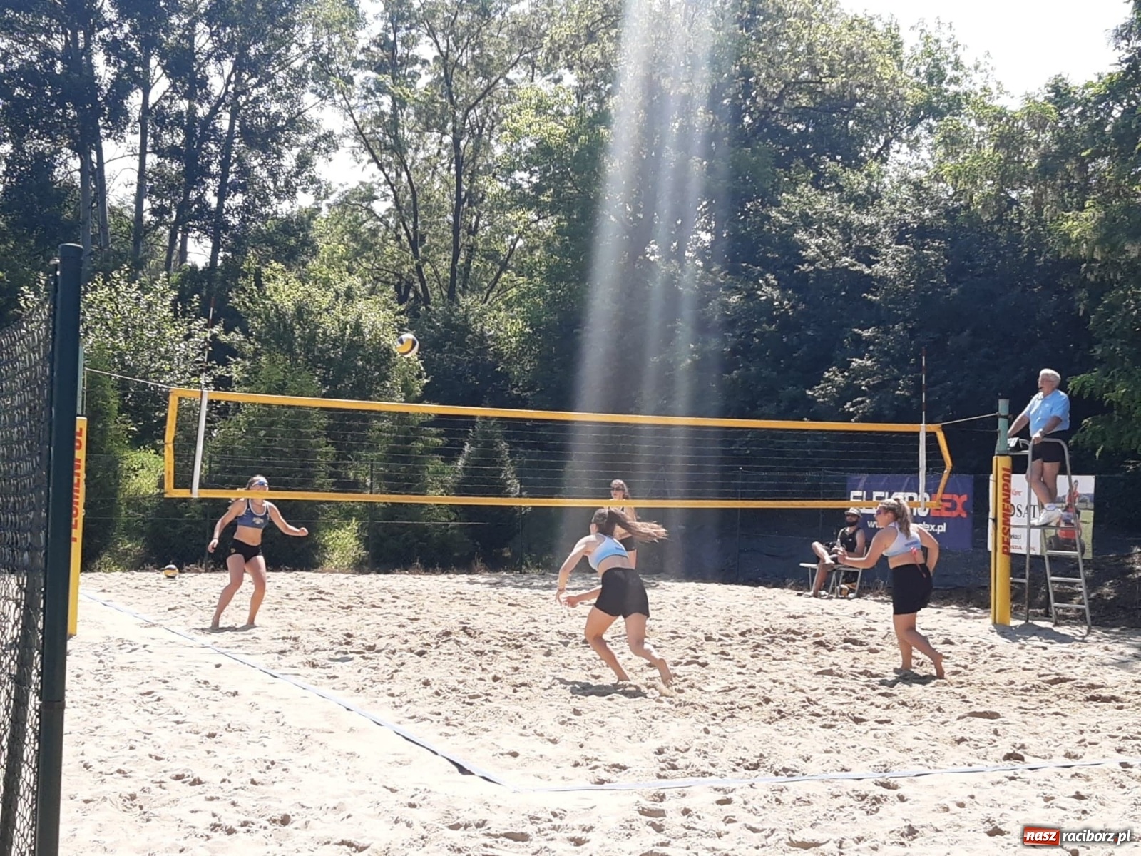 Zdjęcie w galerii na portalu naszraciborz.pl: Mistrzostwa Śląska juniorek w siatkówce plażowej. Krzanowiczanki poza podium wiadomości z regionu