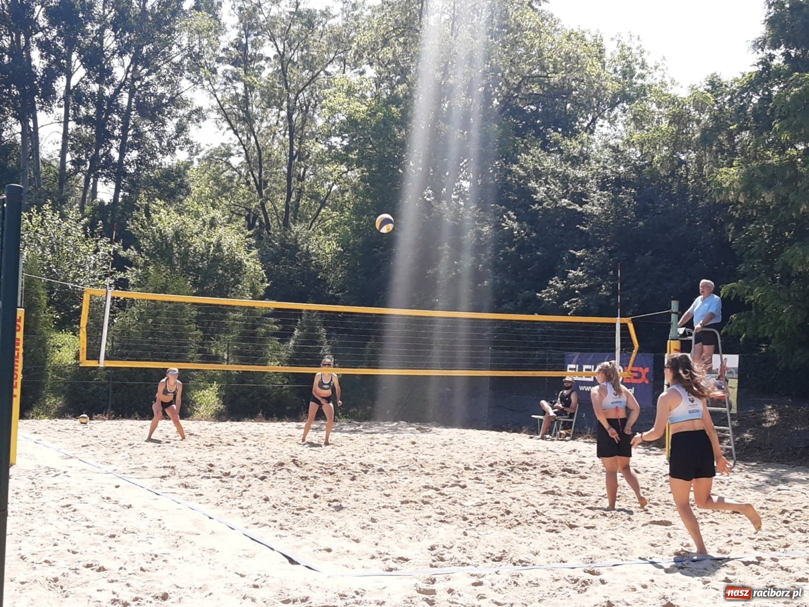 Zdjęcie w galerii na portalu naszraciborz.pl: Mistrzostwa Śląska juniorek w siatkówce plażowej. Krzanowiczanki poza podium wiadomości z regionu