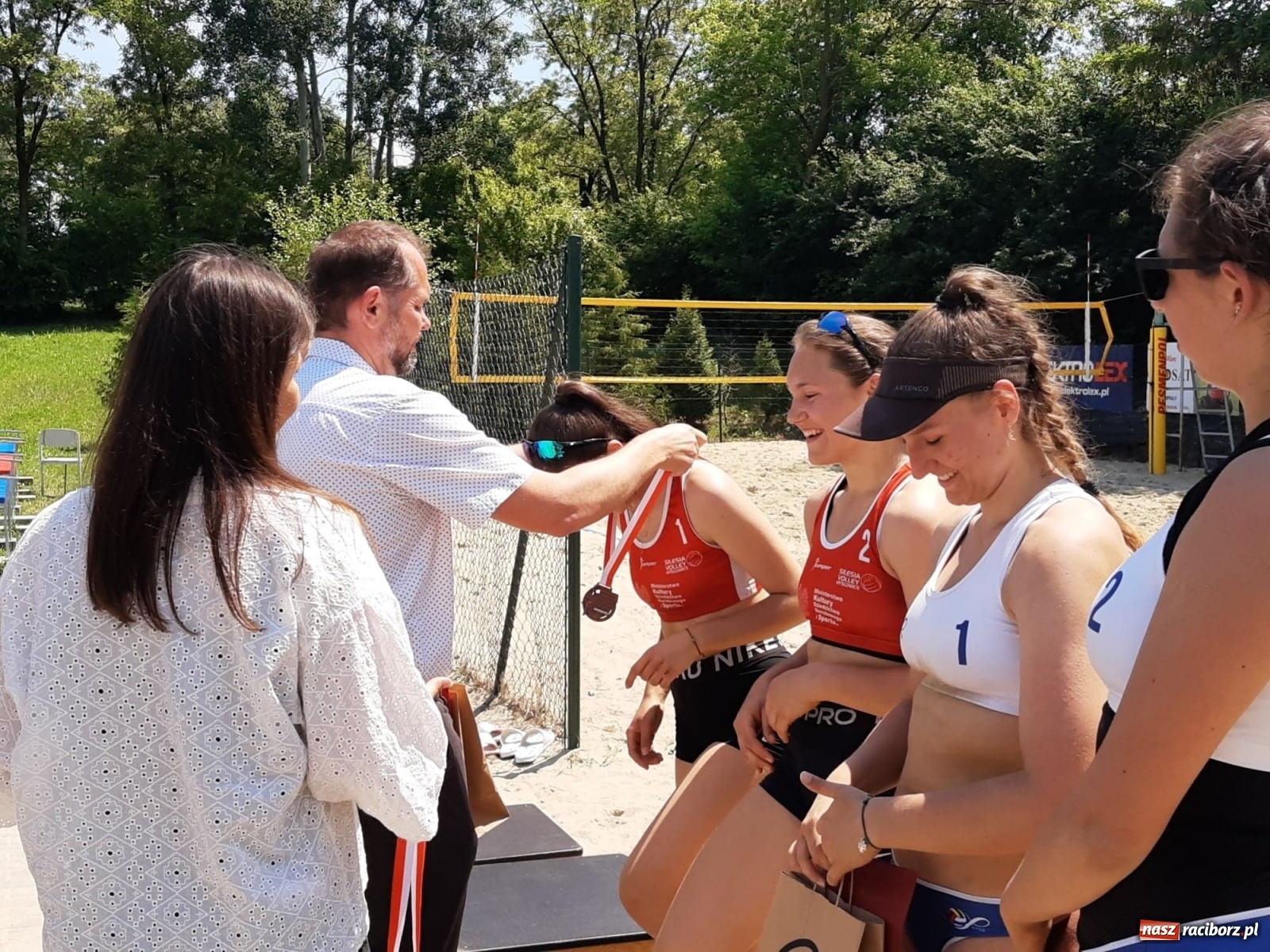 Zdjęcie w galerii na portalu naszraciborz.pl: Mistrzostwa Śląska juniorek w siatkówce plażowej. Krzanowiczanki poza podium wiadomości z regionu