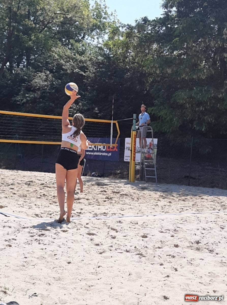 Zdjęcie w galerii na portalu naszraciborz.pl: Mistrzostwa Śląska juniorek w siatkówce plażowej. Krzanowiczanki poza podium wiadomości z regionu