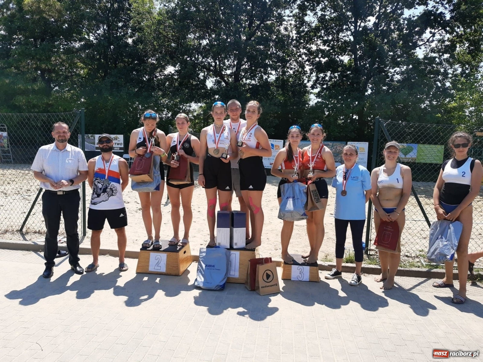 Zdjęcie w galerii na portalu naszraciborz.pl: Mistrzostwa Śląska juniorek w siatkówce plażowej. Krzanowiczanki poza podium wiadomości z regionu