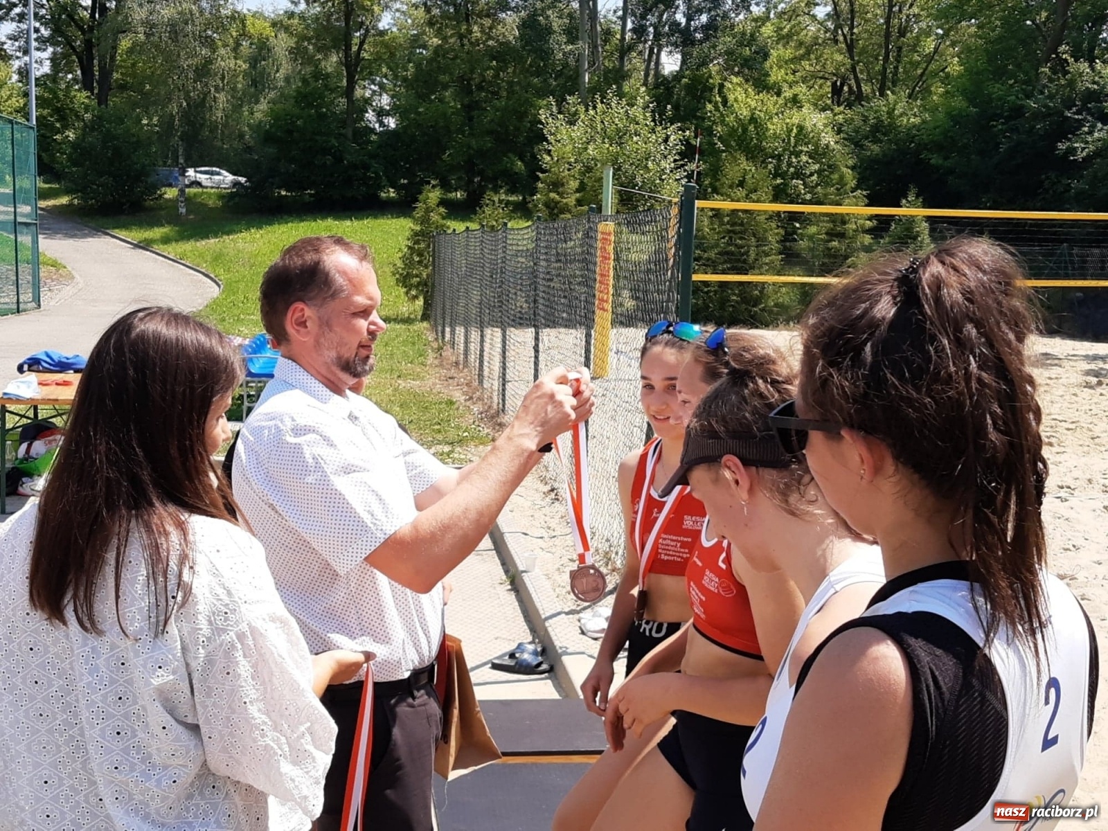 Zdjęcie w galerii na portalu naszraciborz.pl: Mistrzostwa Śląska juniorek w siatkówce plażowej. Krzanowiczanki poza podium wiadomości z regionu