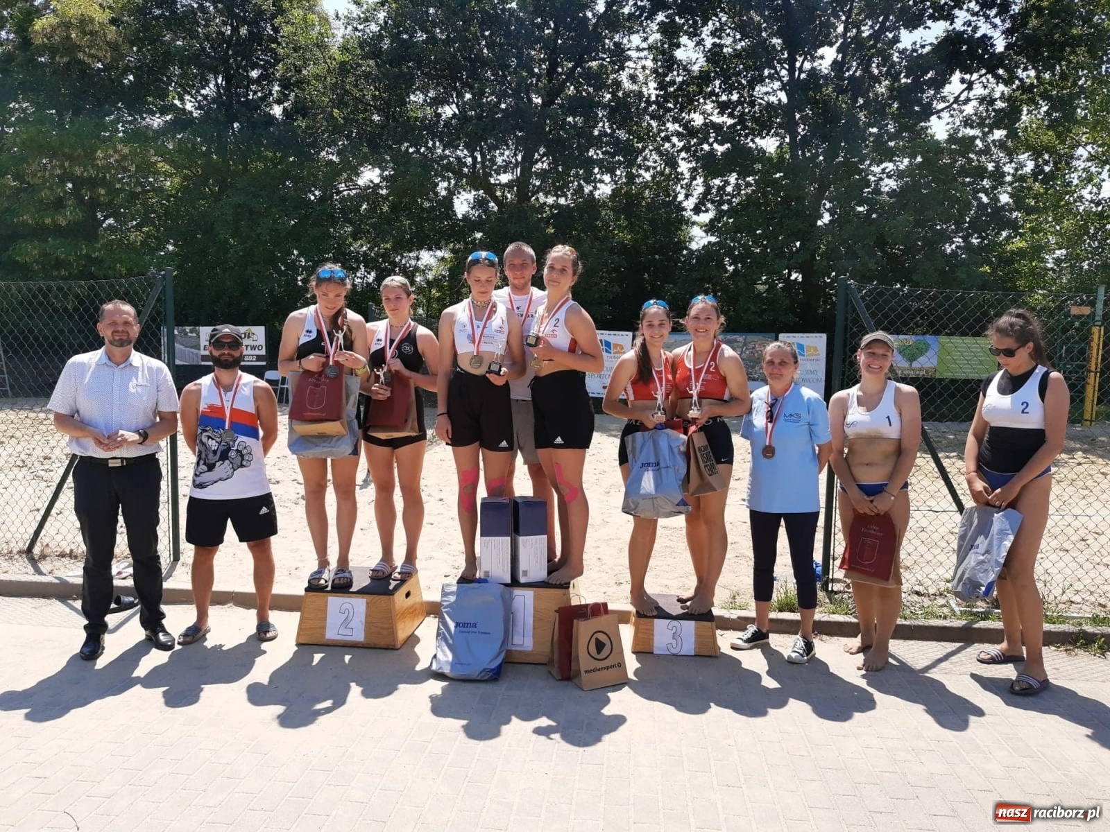 Zdjęcie w galerii na portalu naszraciborz.pl: Mistrzostwa Śląska juniorek w siatkówce plażowej. Krzanowiczanki poza podium wiadomości z regionu