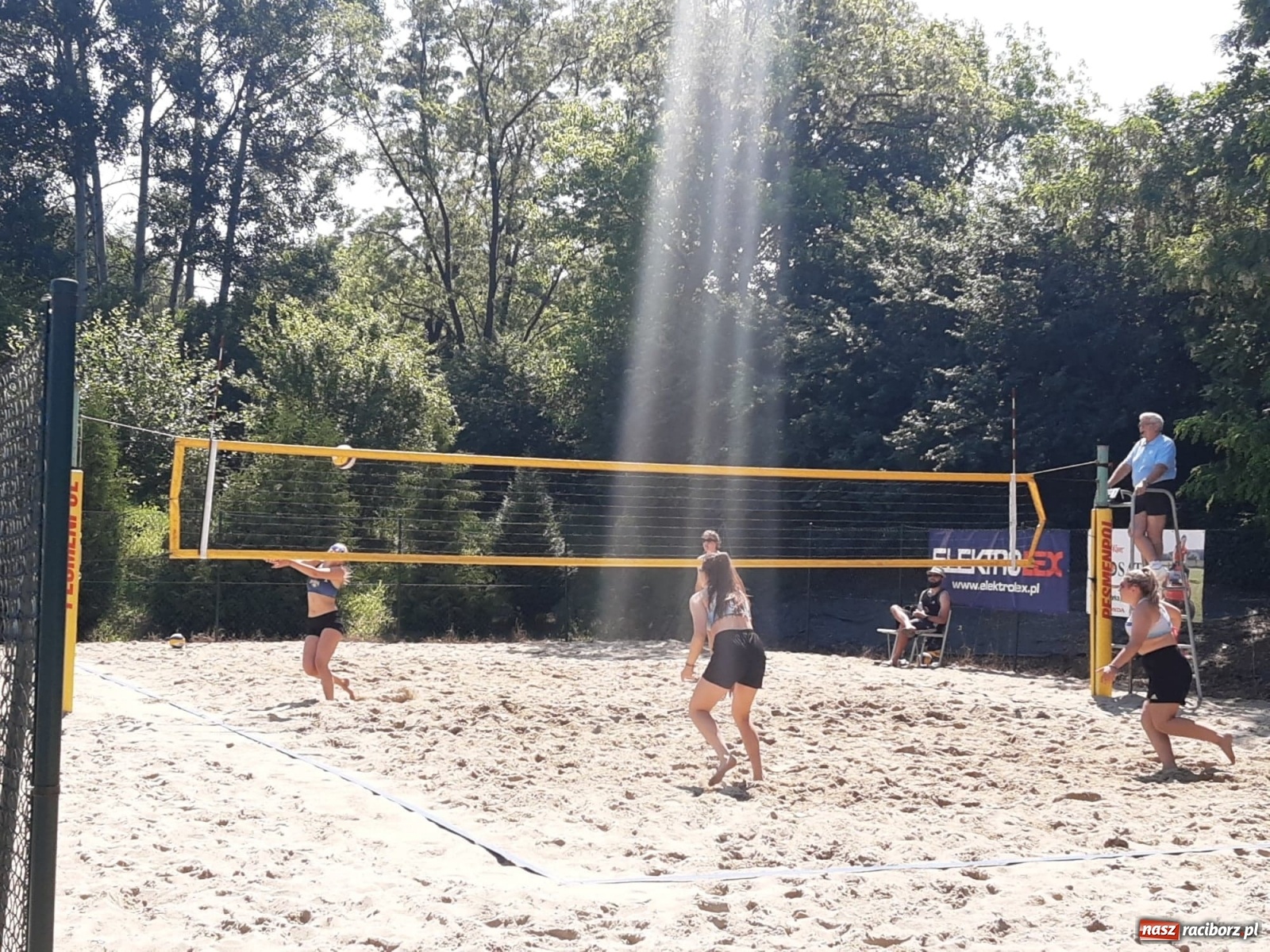 Zdjęcie w galerii na portalu naszraciborz.pl: Mistrzostwa Śląska juniorek w siatkówce plażowej. Krzanowiczanki poza podium wiadomości z regionu