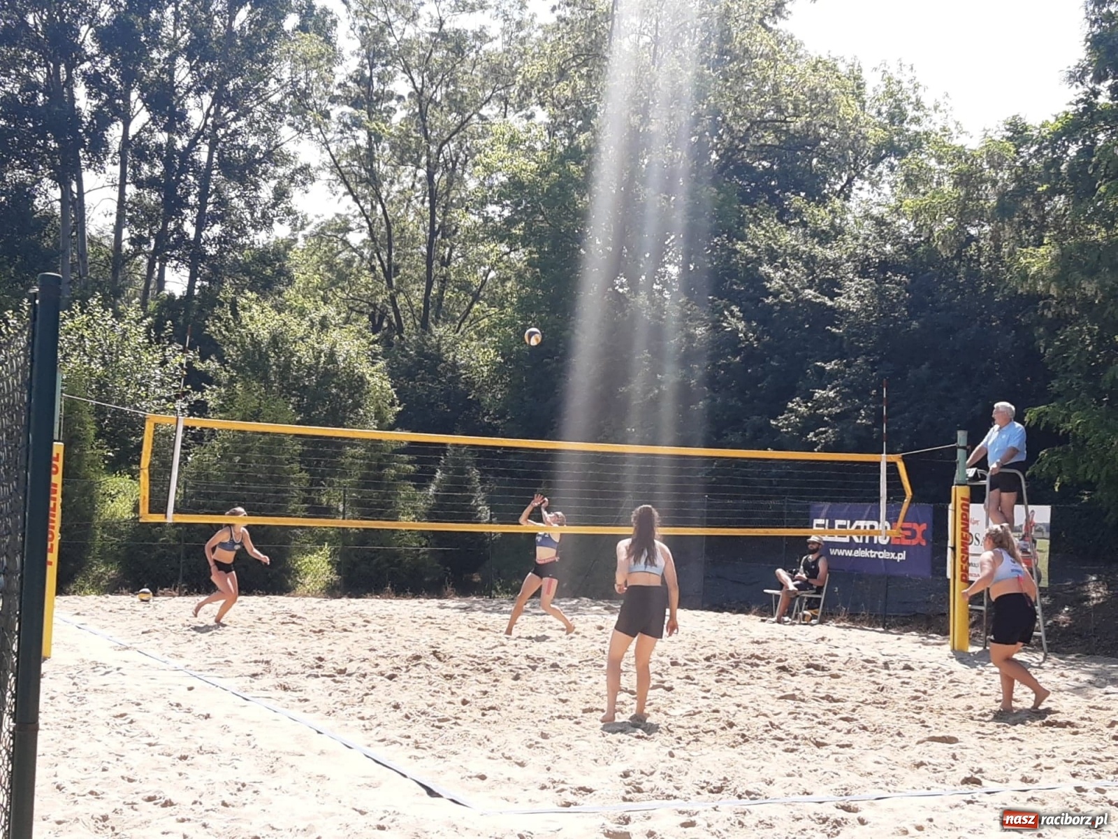 Zdjęcie w galerii na portalu naszraciborz.pl: Mistrzostwa Śląska juniorek w siatkówce plażowej. Krzanowiczanki poza podium wiadomości z regionu