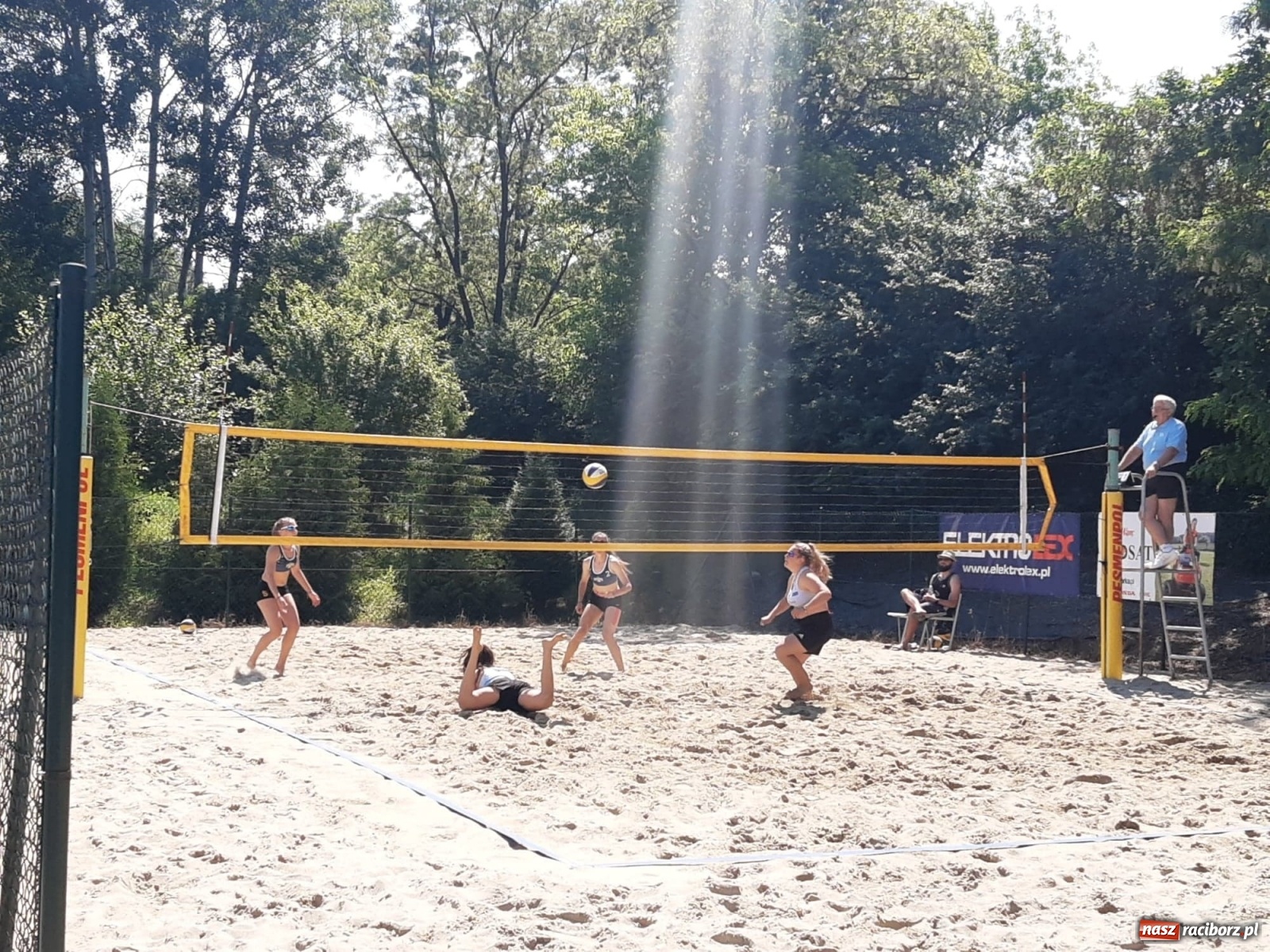 Zdjęcie w galerii na portalu naszraciborz.pl: Mistrzostwa Śląska juniorek w siatkówce plażowej. Krzanowiczanki poza podium wiadomości z regionu