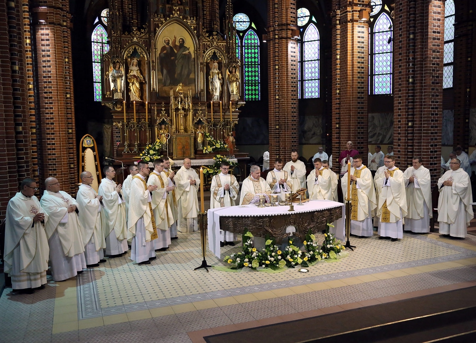 Zdjęcie w galerii na portalu naszraciborz.pl: Prymicje w Kuźni Raciborskiej. Przemysław Pawlak przyjął święcenia kapłańskie wiadomości z regionu