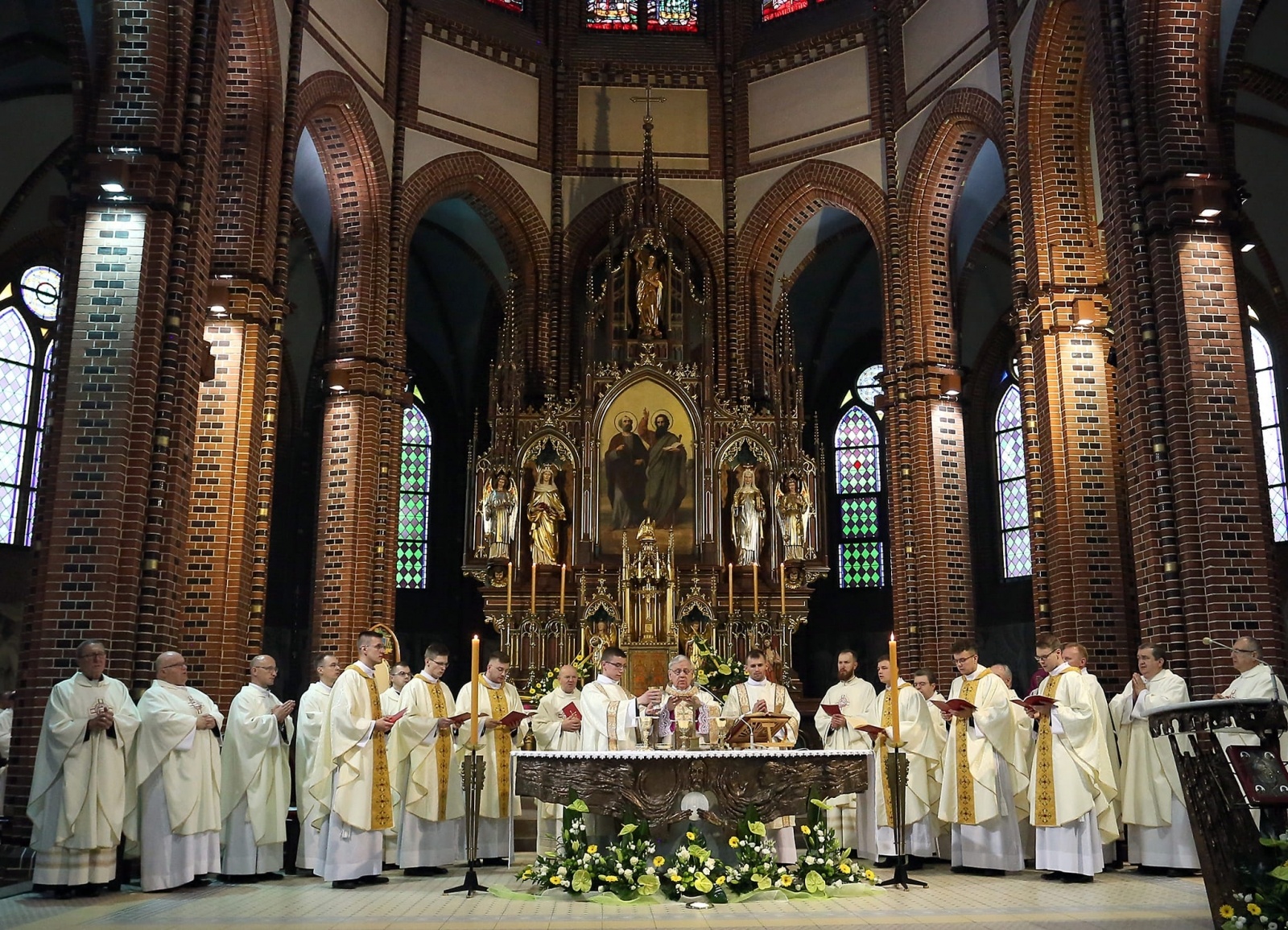 Zdjęcie w galerii na portalu naszraciborz.pl: Prymicje w Kuźni Raciborskiej. Przemysław Pawlak przyjął święcenia kapłańskie wiadomości z regionu