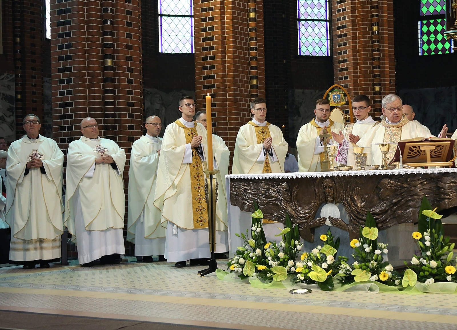 Zdjęcie w galerii na portalu naszraciborz.pl: Prymicje w Kuźni Raciborskiej. Przemysław Pawlak przyjął święcenia kapłańskie wiadomości z regionu