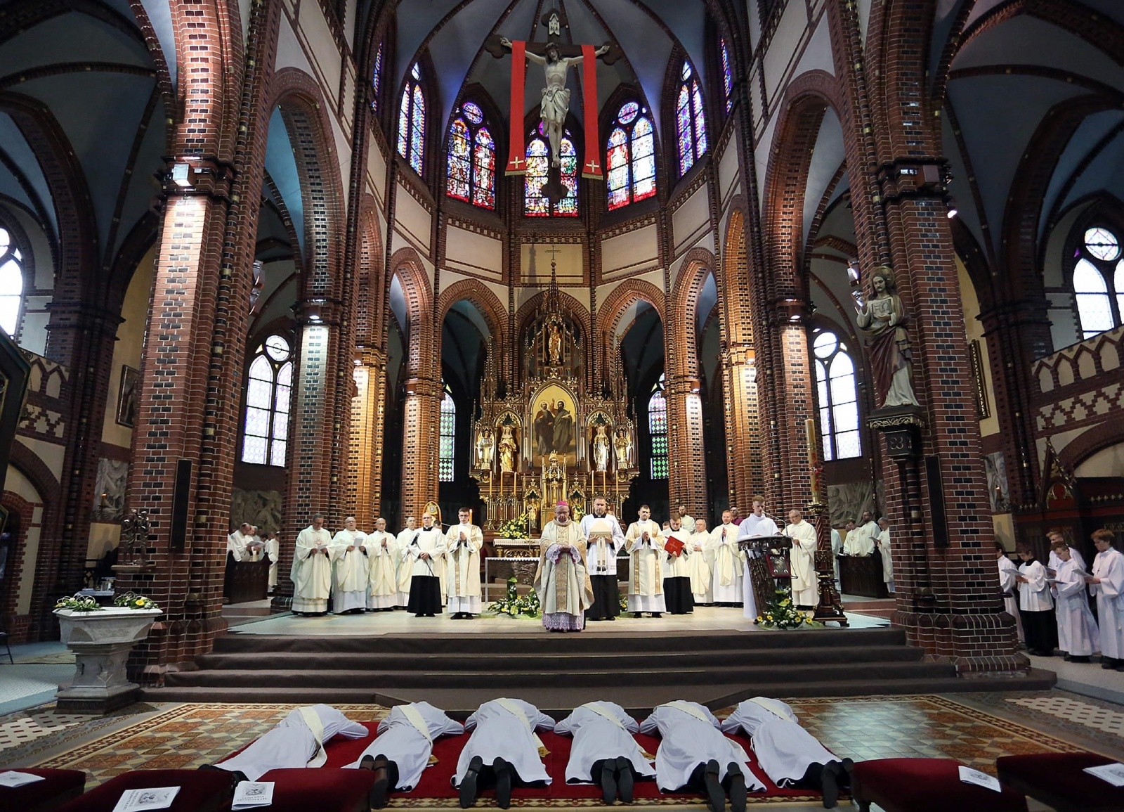 Zdjęcie w galerii na portalu naszraciborz.pl: Prymicje w Kuźni Raciborskiej. Przemysław Pawlak przyjął święcenia kapłańskie wiadomości z regionu