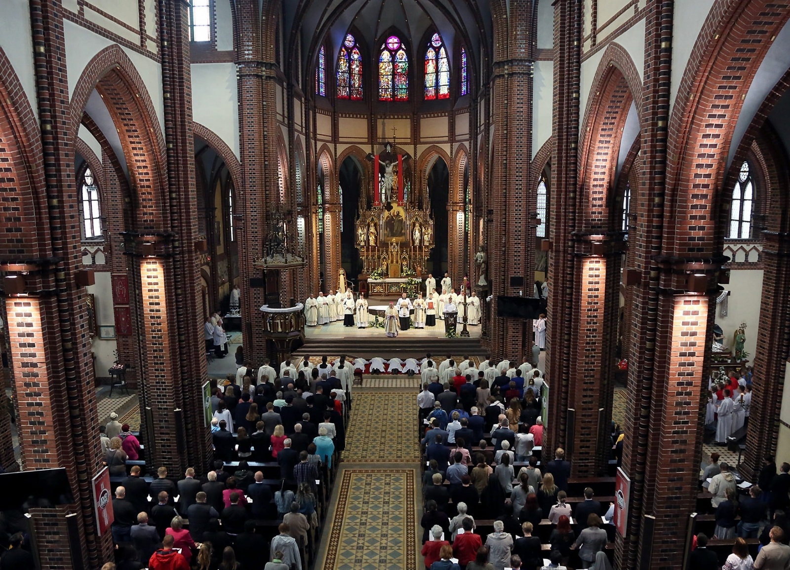 Zdjęcie w galerii na portalu naszraciborz.pl: Prymicje w Kuźni Raciborskiej. Przemysław Pawlak przyjął święcenia kapłańskie wiadomości z regionu
