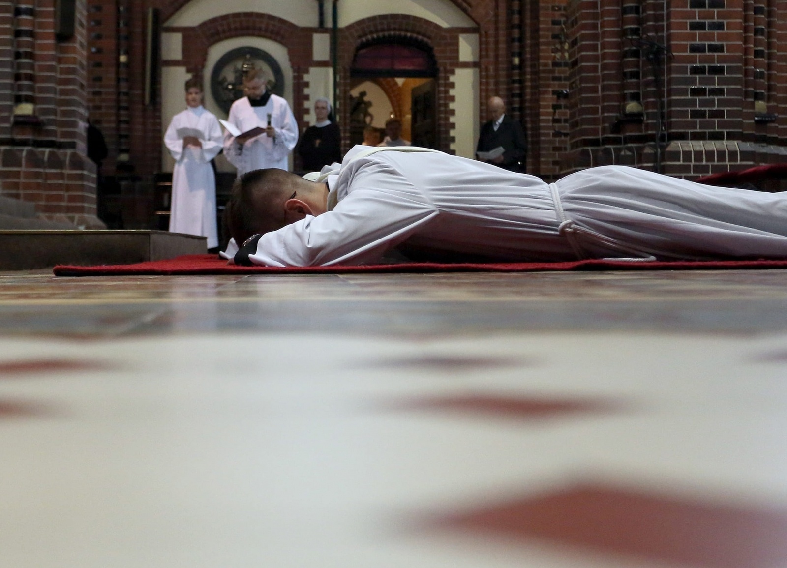 Zdjęcie w galerii na portalu naszraciborz.pl: Prymicje w Kuźni Raciborskiej. Przemysław Pawlak przyjął święcenia kapłańskie wiadomości z regionu