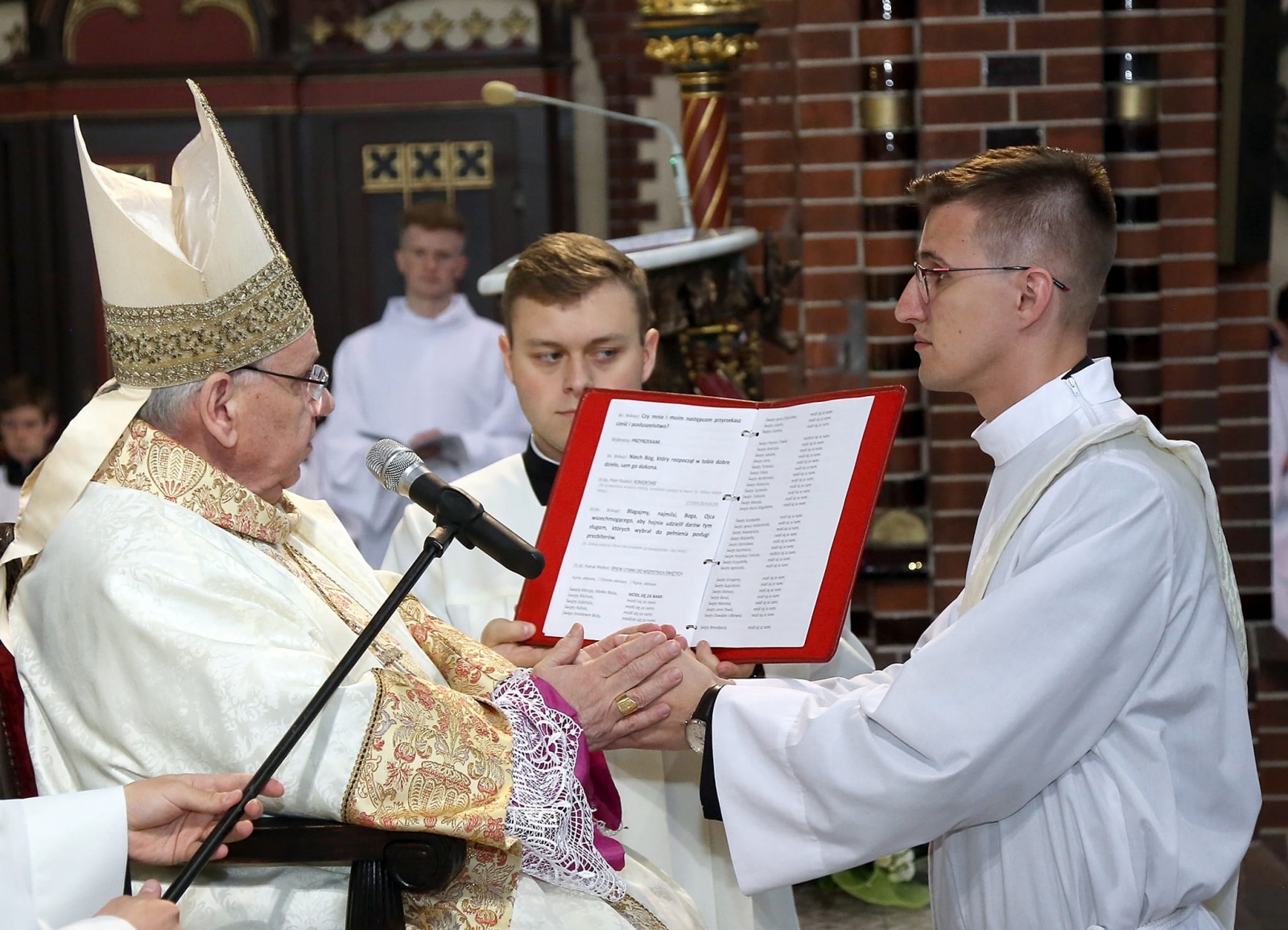 Zdjęcie w galerii na portalu naszraciborz.pl: Prymicje w Kuźni Raciborskiej. Przemysław Pawlak przyjął święcenia kapłańskie wiadomości z regionu