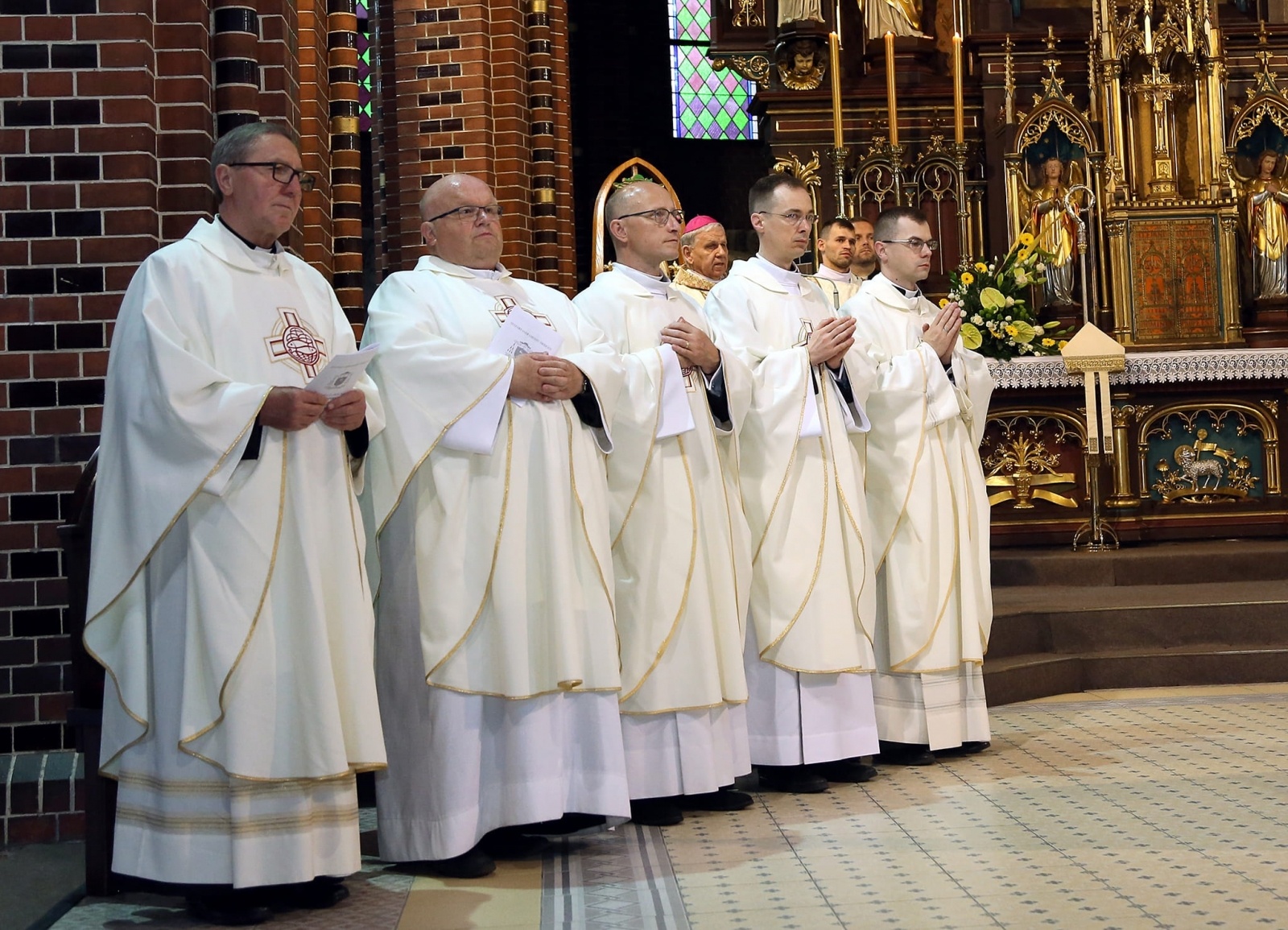 Zdjęcie w galerii na portalu naszraciborz.pl: Prymicje w Kuźni Raciborskiej. Przemysław Pawlak przyjął święcenia kapłańskie wiadomości z regionu