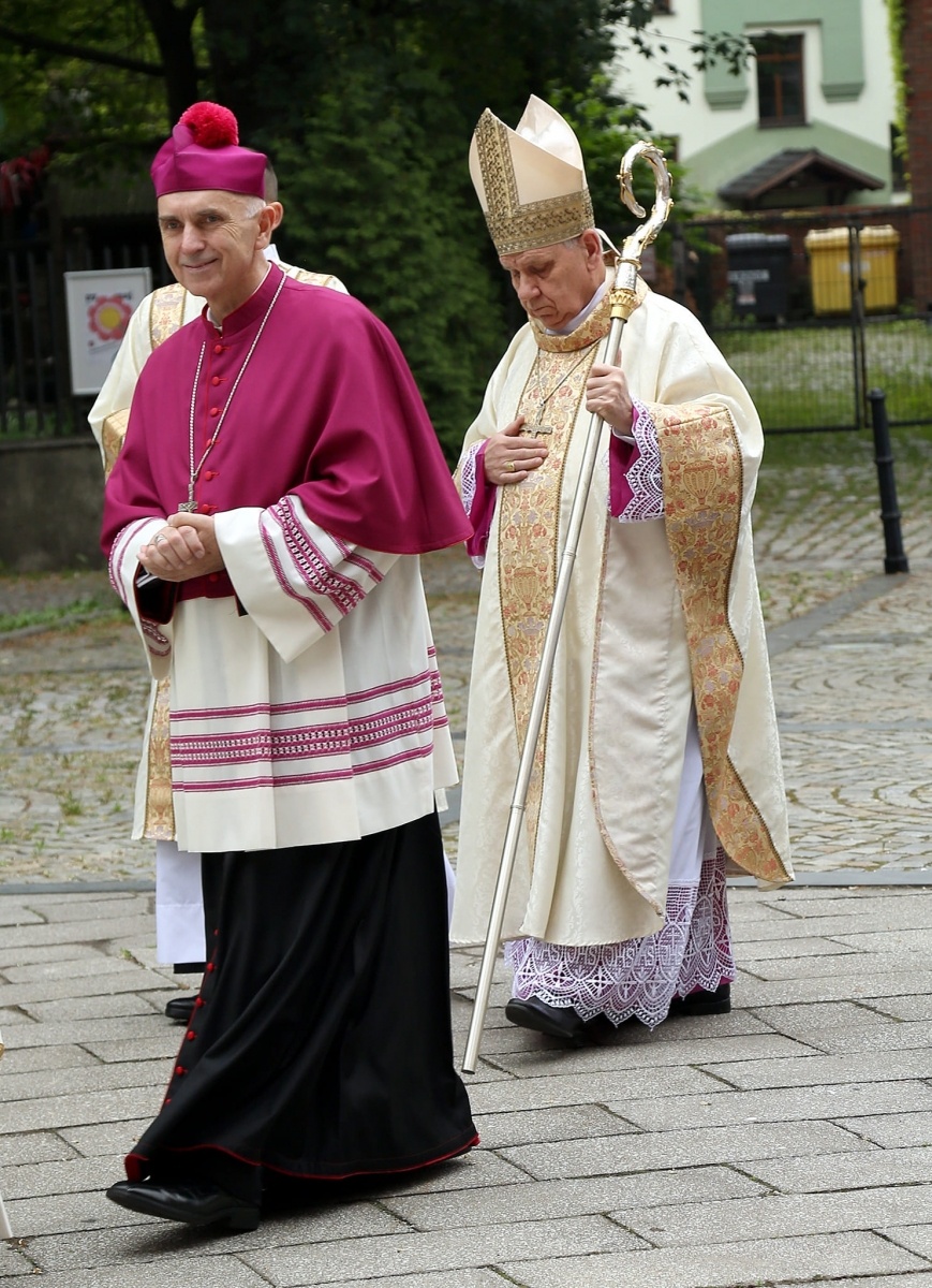 Zdjęcie w galerii na portalu naszraciborz.pl: Prymicje w Kuźni Raciborskiej. Przemysław Pawlak przyjął święcenia kapłańskie wiadomości z regionu