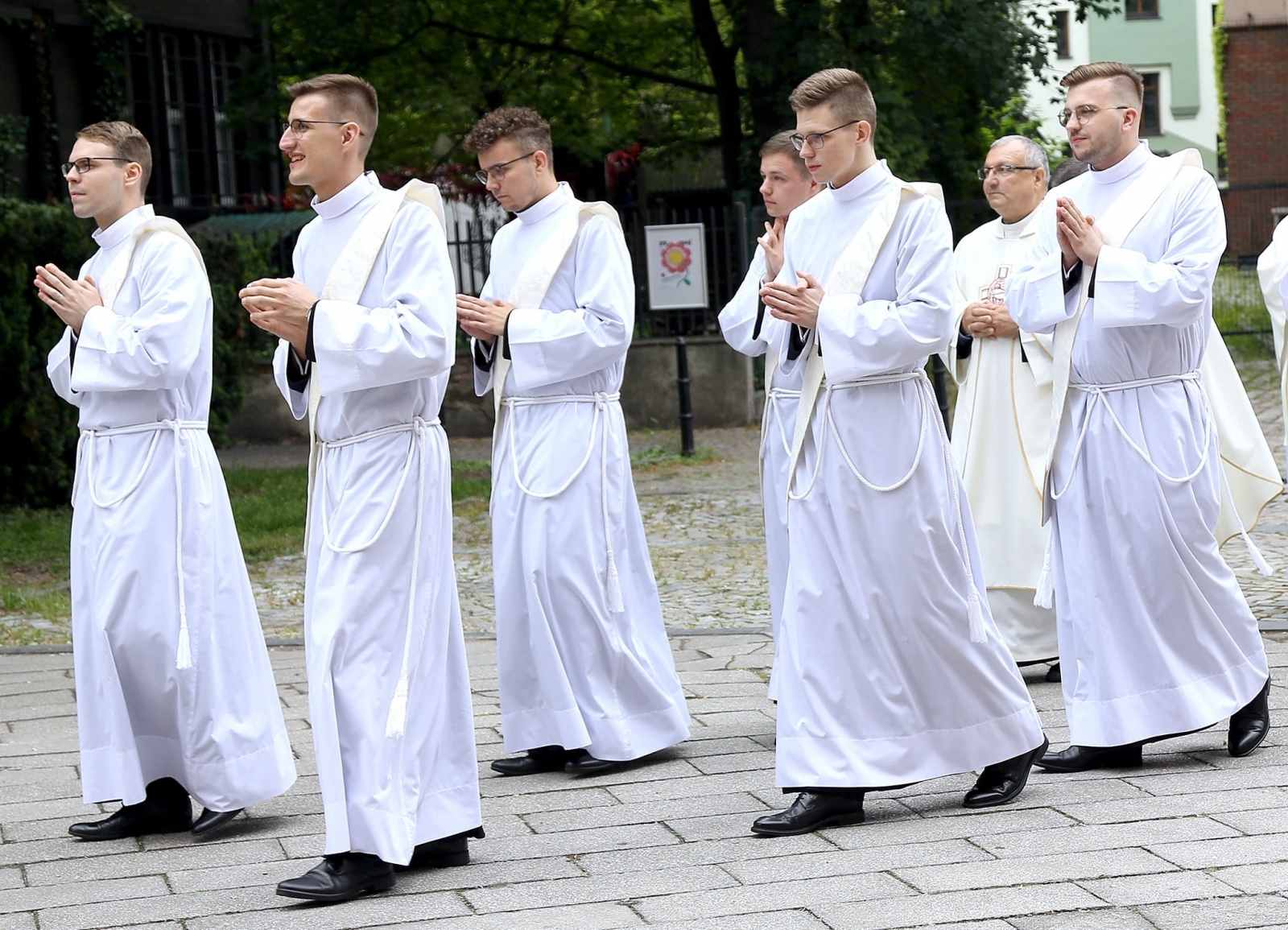 Zdjęcie w galerii na portalu naszraciborz.pl: Prymicje w Kuźni Raciborskiej. Przemysław Pawlak przyjął święcenia kapłańskie wiadomości z regionu