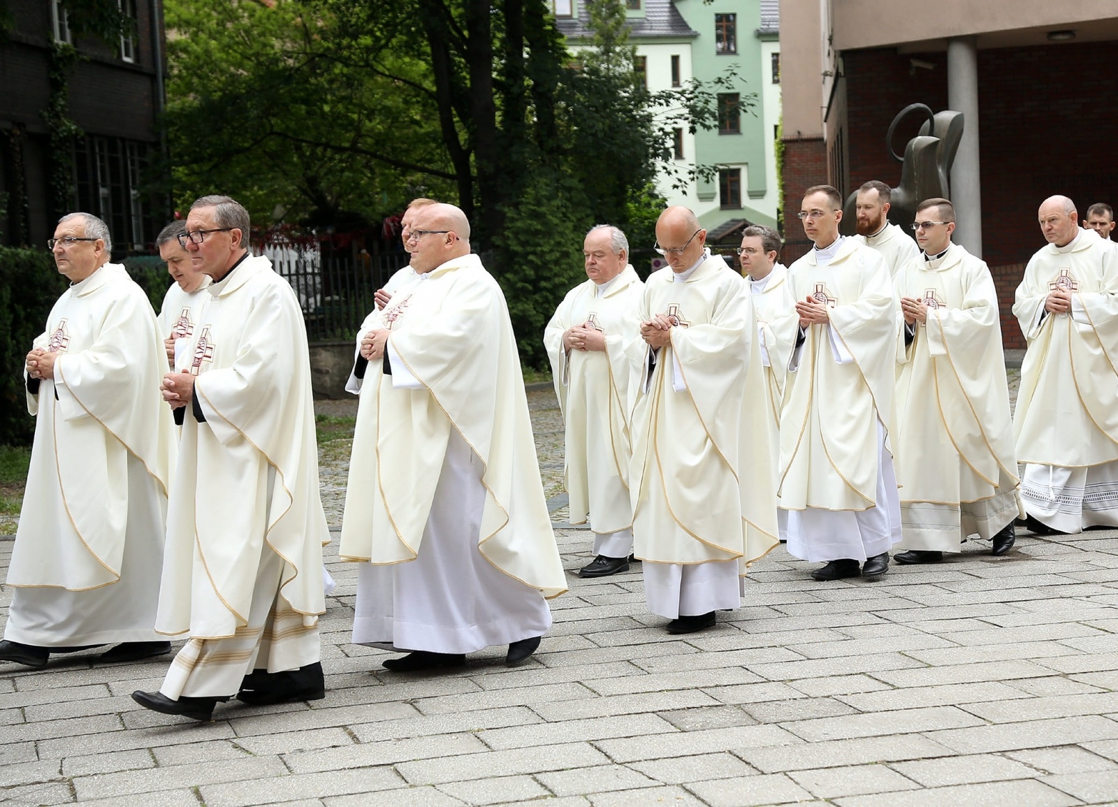 Zdjęcie w galerii na portalu naszraciborz.pl: Prymicje w Kuźni Raciborskiej. Przemysław Pawlak przyjął święcenia kapłańskie wiadomości z regionu