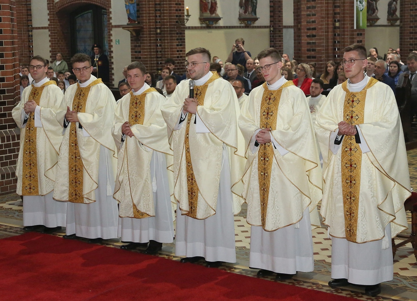 Zdjęcie w galerii na portalu naszraciborz.pl: Prymicje w Kuźni Raciborskiej. Przemysław Pawlak przyjął święcenia kapłańskie wiadomości z regionu