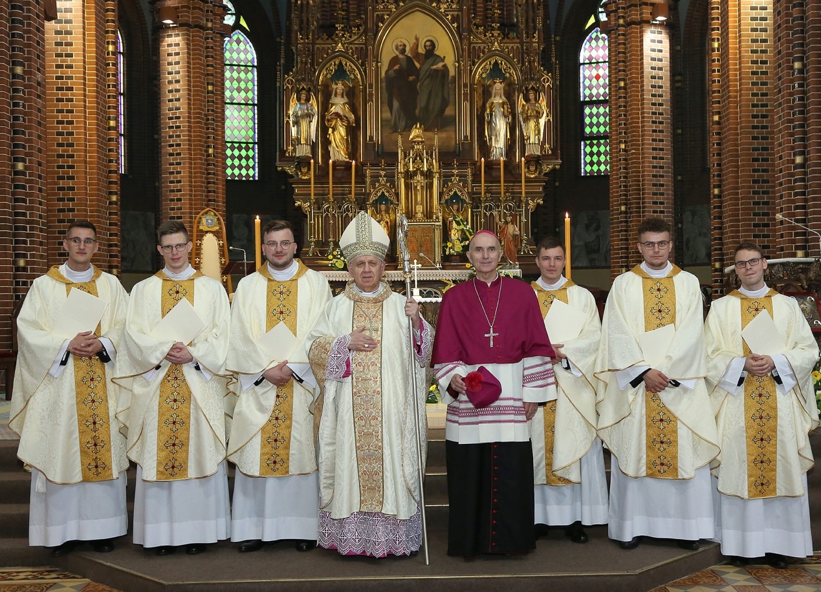 Zdjęcie w galerii na portalu naszraciborz.pl: Prymicje w Kuźni Raciborskiej. Przemysław Pawlak przyjął święcenia kapłańskie wiadomości z regionu
