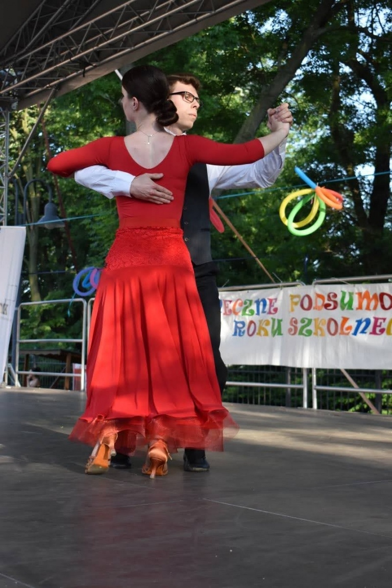 Zdjęcie w galerii na portalu naszraciborz.pl: Taneczne podsumowanie roku szkolnego 2021/2022 za nami wiadomości z regionu