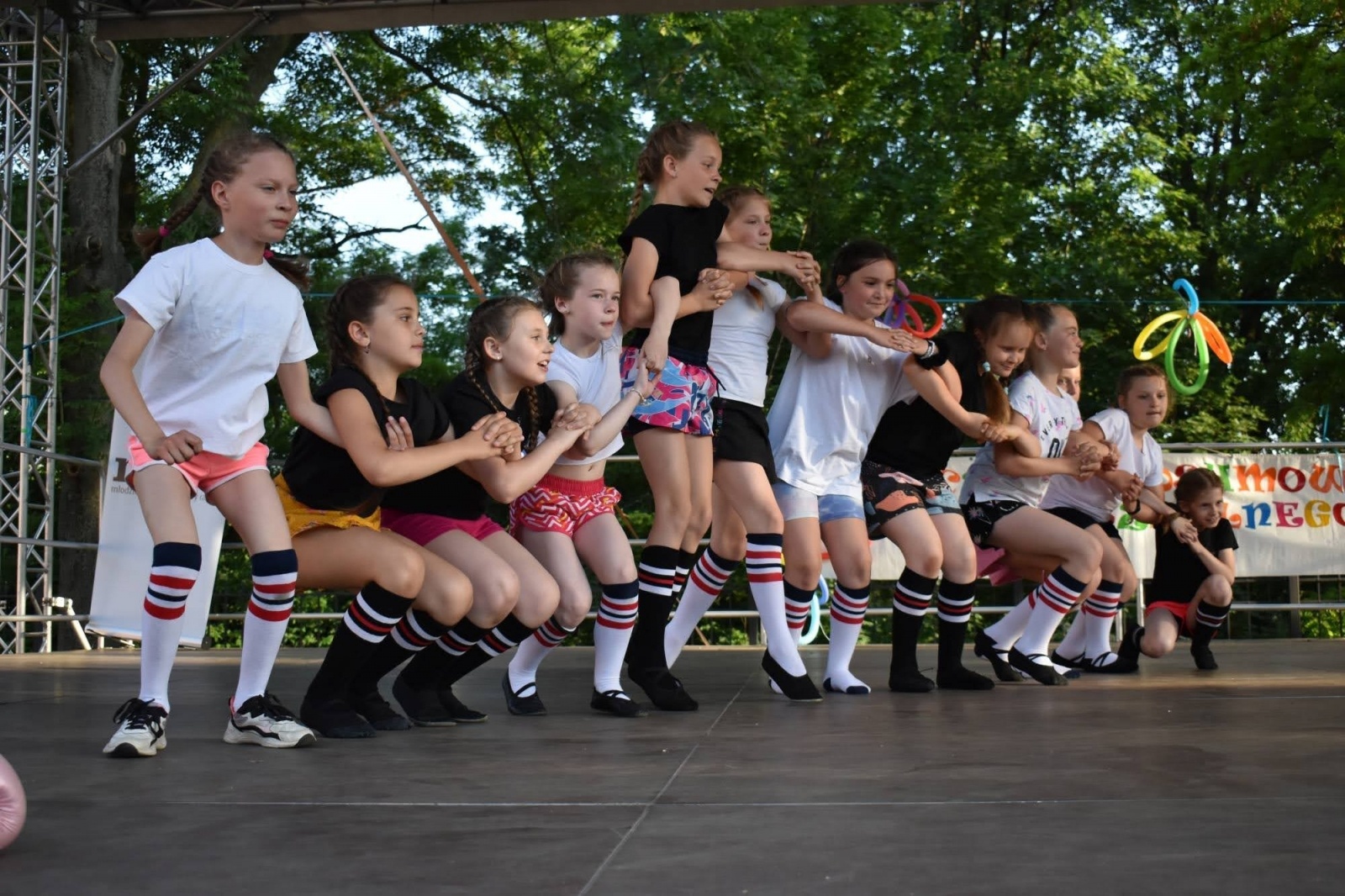 Zdjęcie w galerii na portalu naszraciborz.pl: Taneczne podsumowanie roku szkolnego 2021/2022 za nami wiadomości z regionu
