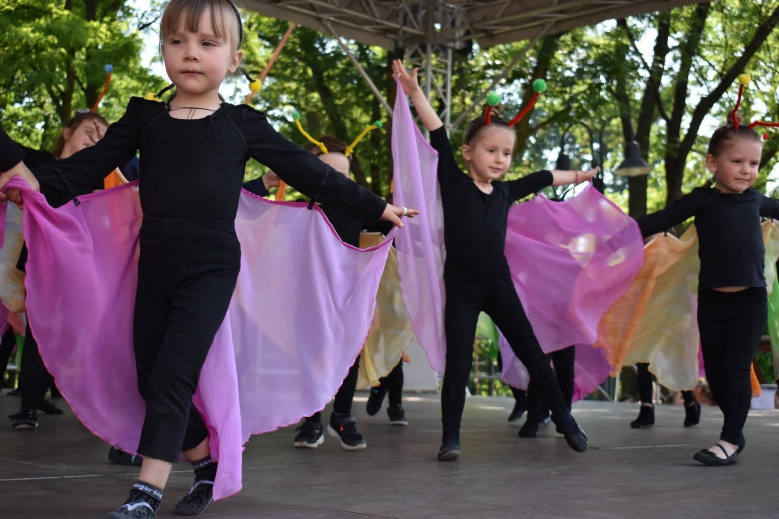 Zdjęcie w galerii na portalu naszraciborz.pl: Taneczne podsumowanie roku szkolnego 2021/2022 za nami wiadomości z regionu