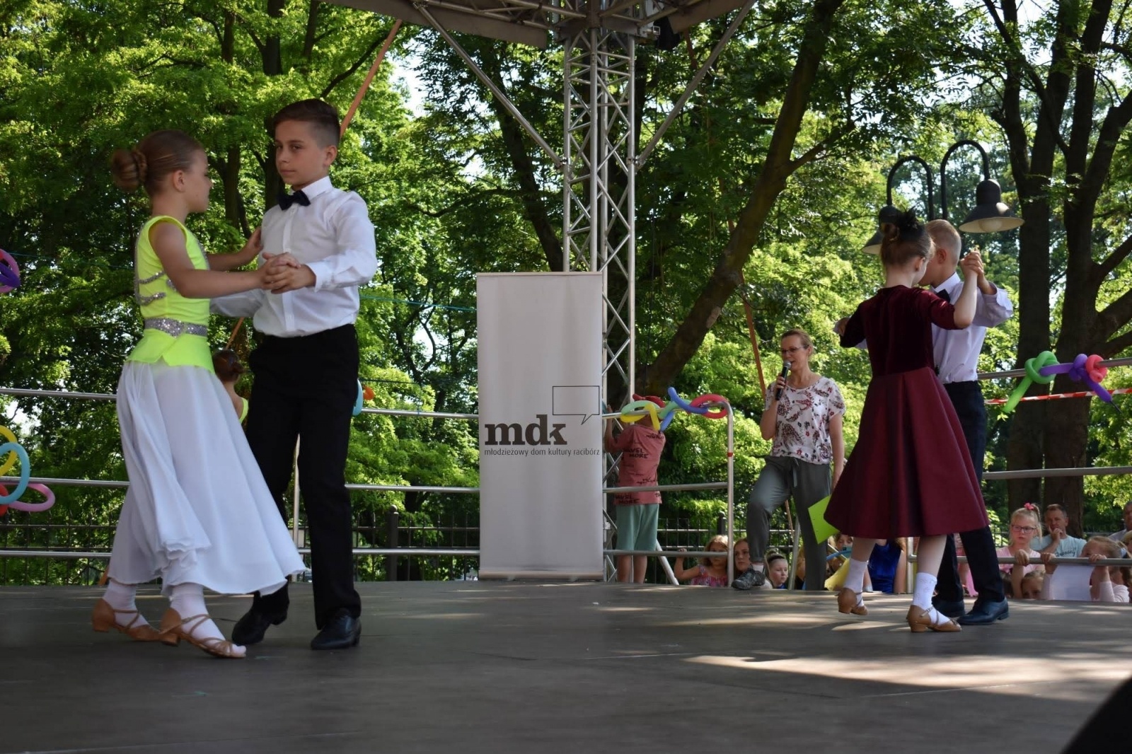 Zdjęcie w galerii na portalu naszraciborz.pl: Taneczne podsumowanie roku szkolnego 2021/2022 za nami wiadomości z regionu