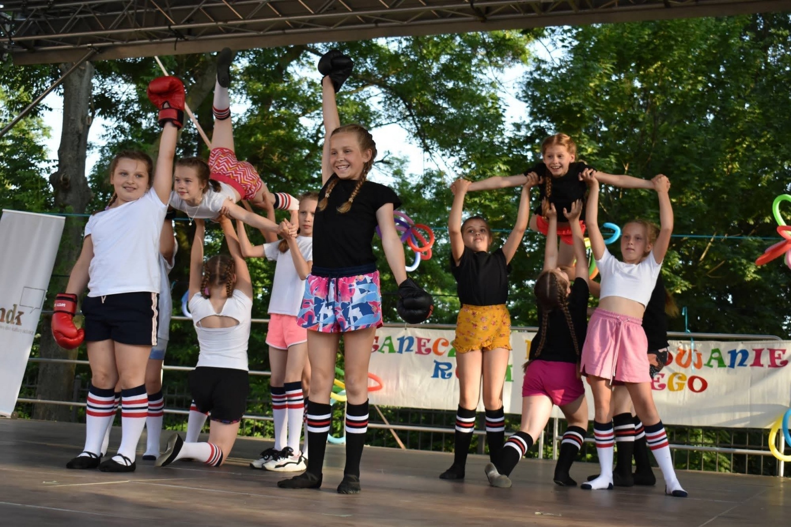 Zdjęcie w galerii na portalu naszraciborz.pl: Taneczne podsumowanie roku szkolnego 2021/2022 za nami wiadomości z regionu