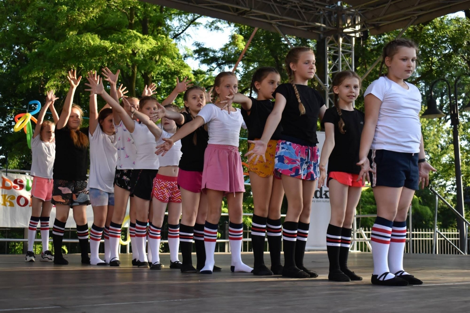 Zdjęcie w galerii na portalu naszraciborz.pl: Taneczne podsumowanie roku szkolnego 2021/2022 za nami wiadomości z regionu