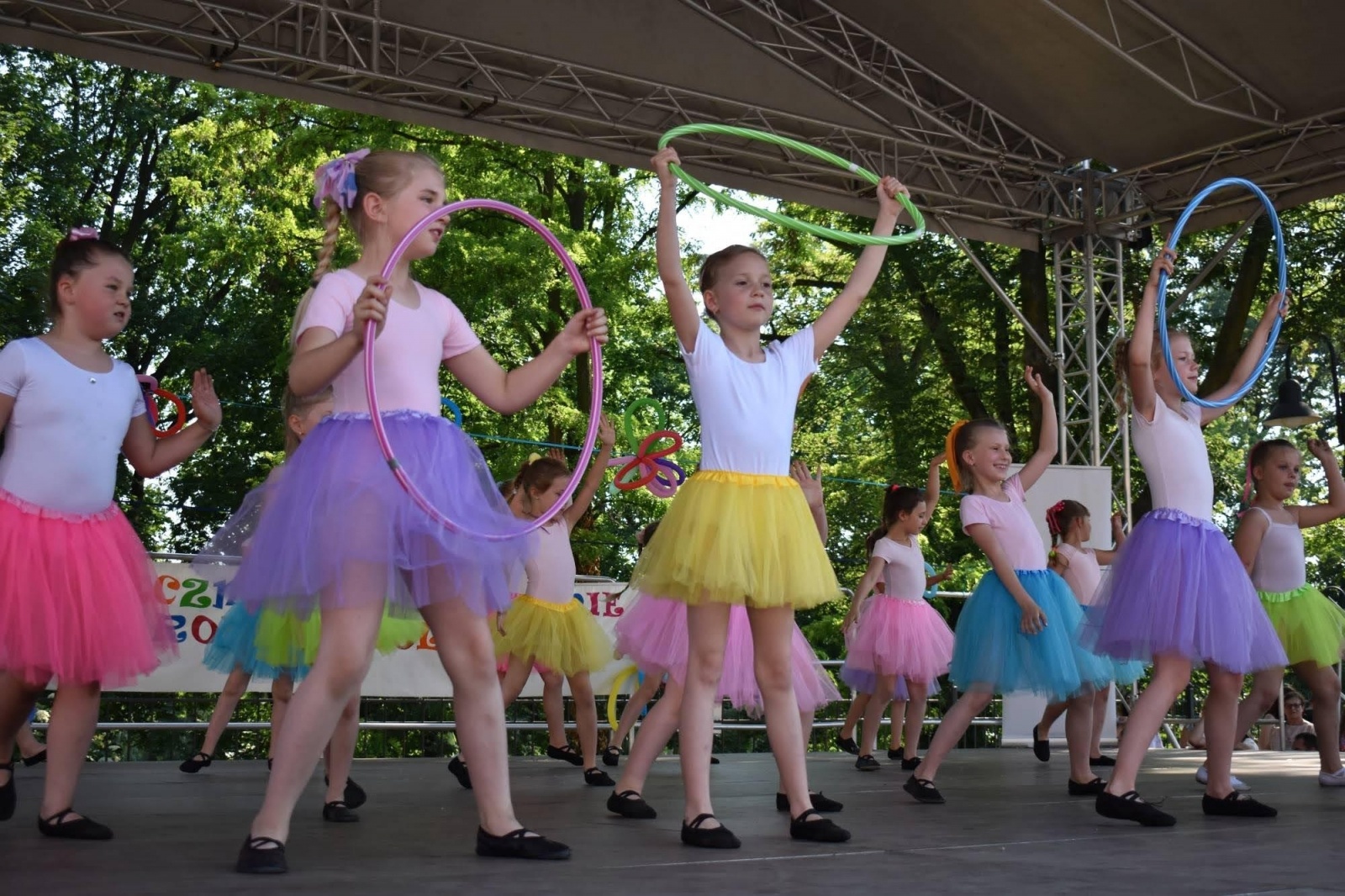 Zdjęcie w galerii na portalu naszraciborz.pl: Taneczne podsumowanie roku szkolnego 2021/2022 za nami wiadomości z regionu