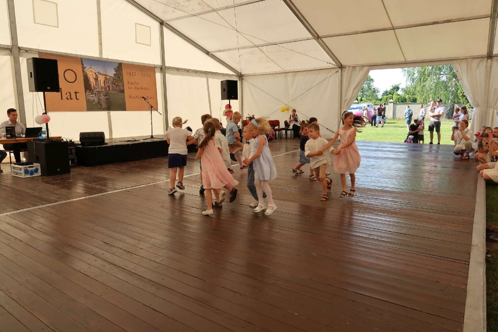 Zdjęcie w galerii na portalu naszraciborz.pl: To już 90 lat obecności franciszkanów na Płoni. Parafia zorganizowała festyn z talentami wiadomości z regionu